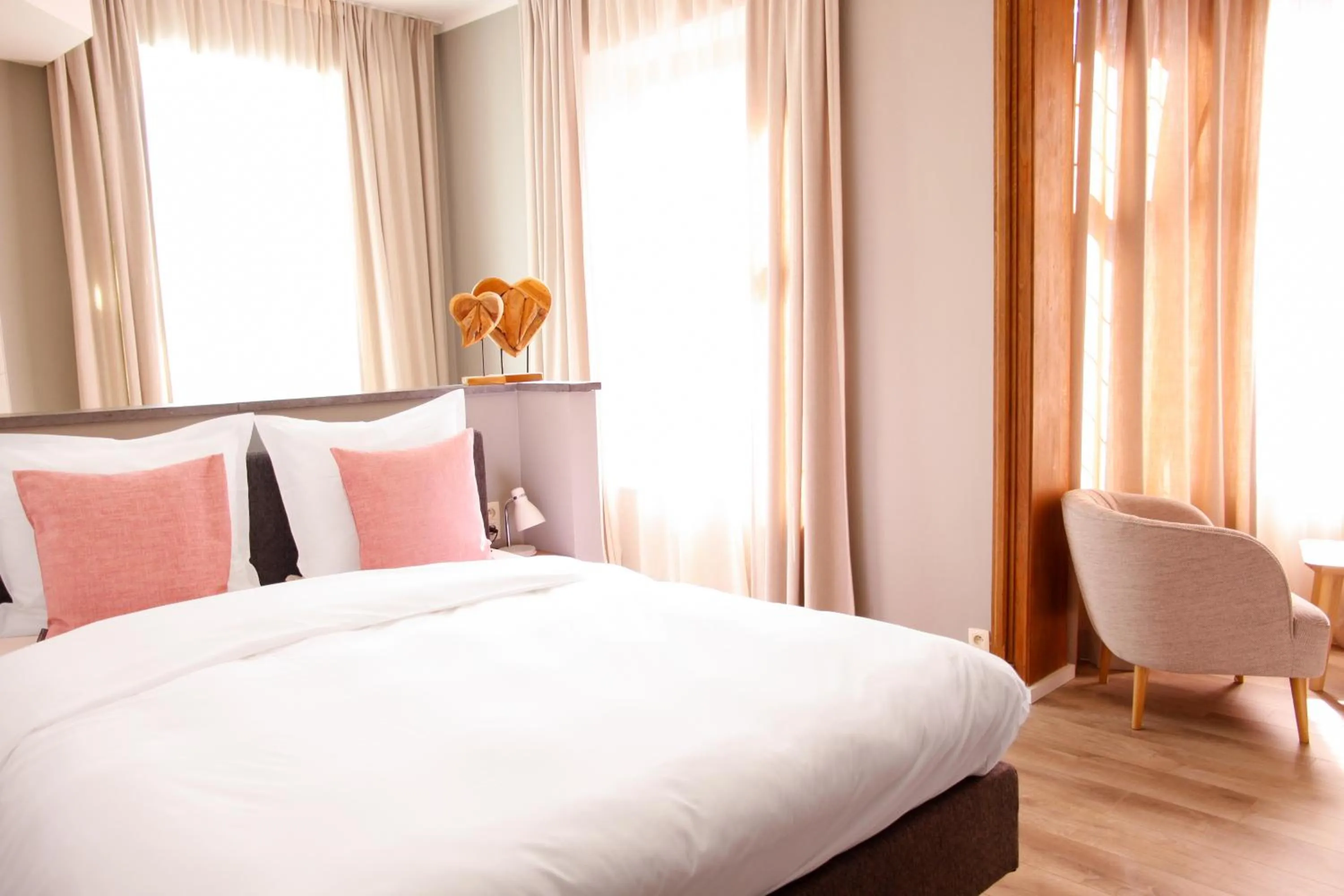 Seating area, Bed in Villa les érables Restaurant Linea