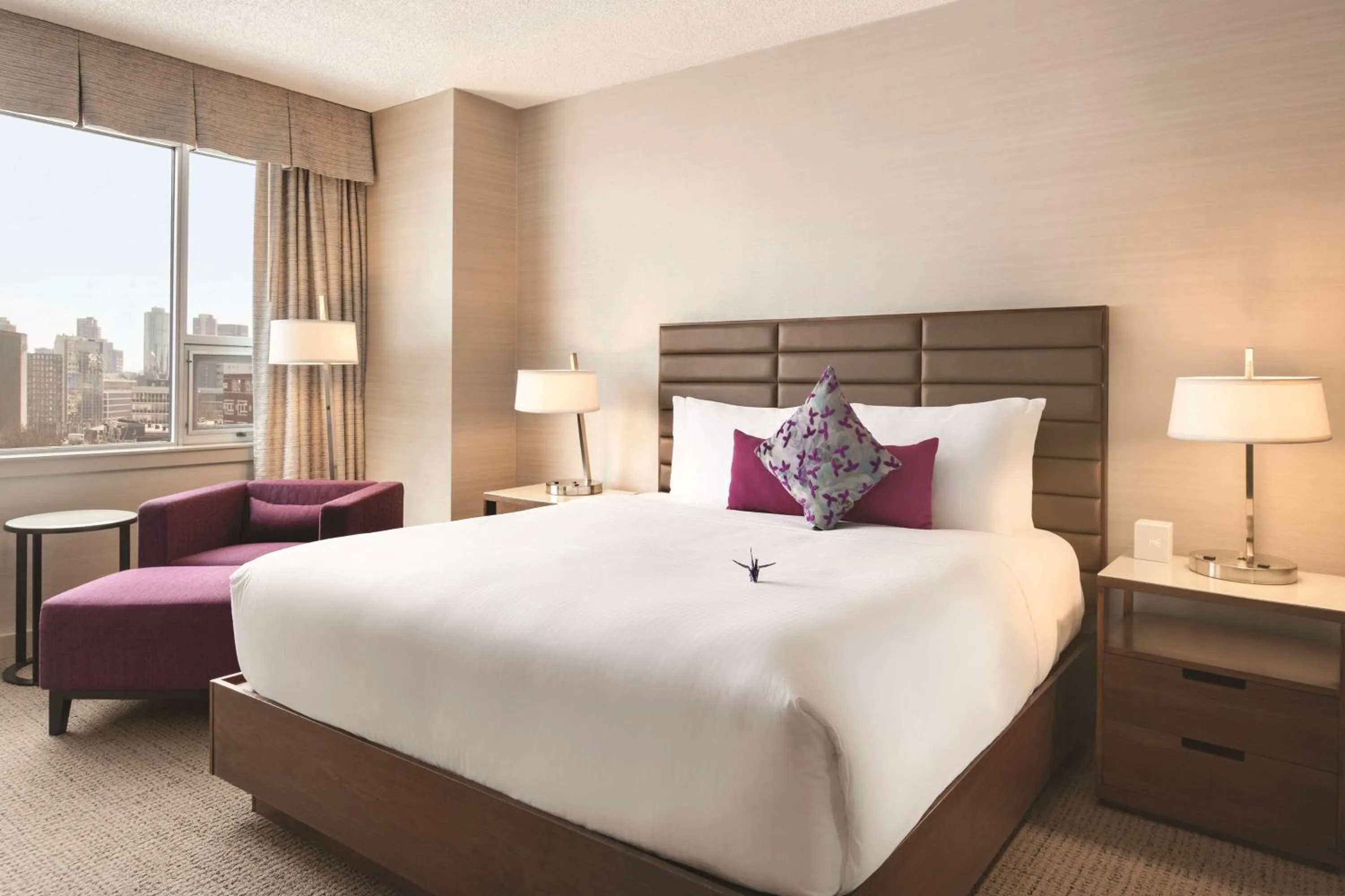 Photo of the whole room in Coast Edmonton Plaza Hotel by APA