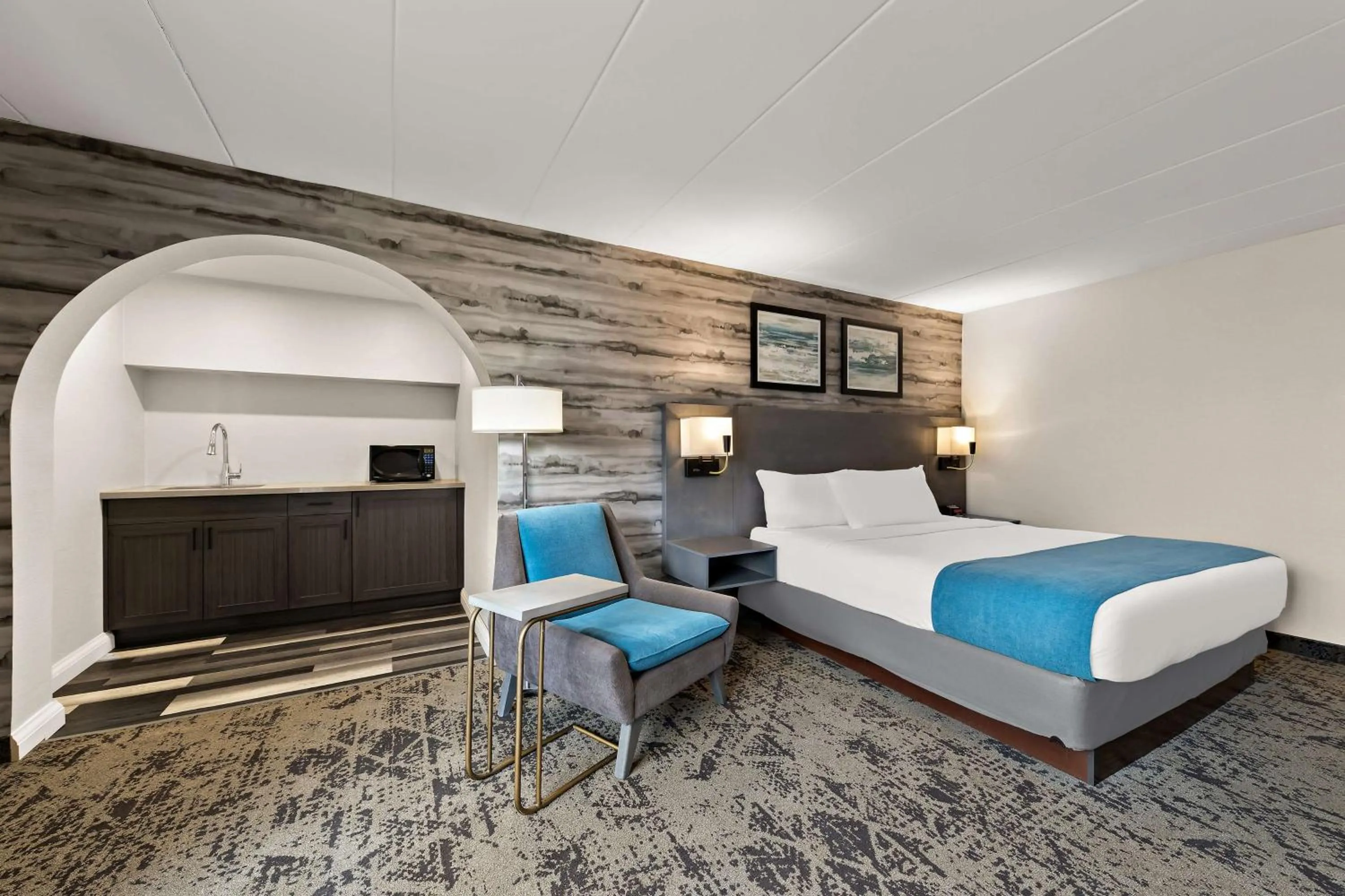 Bedroom, Bed in Best Western Parkway Hotel Toronto North