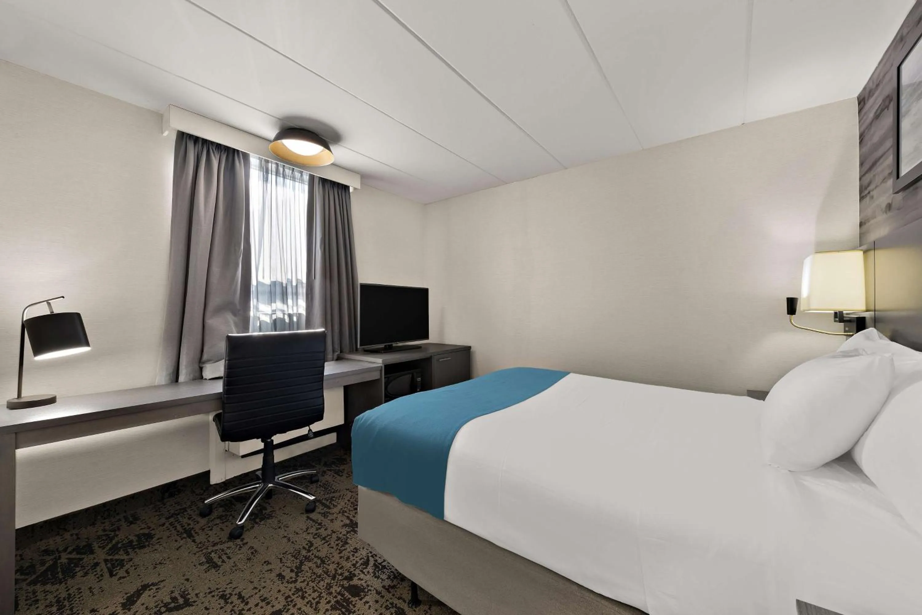 Bedroom, Bed in Best Western Parkway Hotel Toronto North