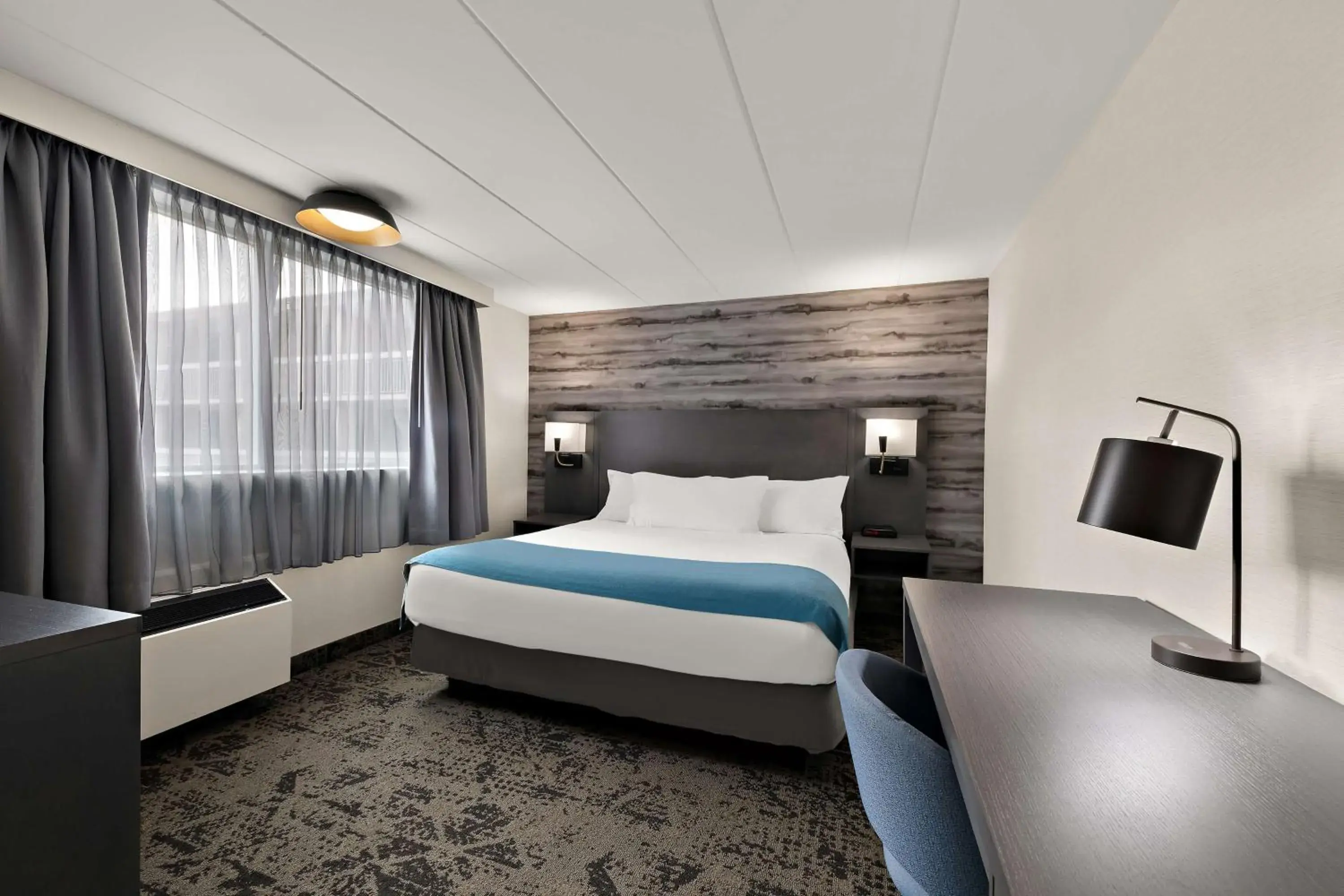 Cozy King Room in Best Western Parkway Hotel Toronto North Cozy King Room in Best Western Parkway Hotel Toronto North