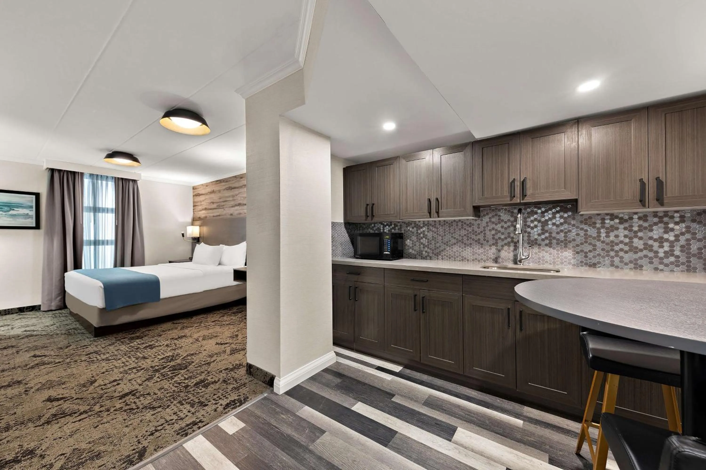 Photo of the whole room, Bed in Best Western Parkway Hotel Toronto North