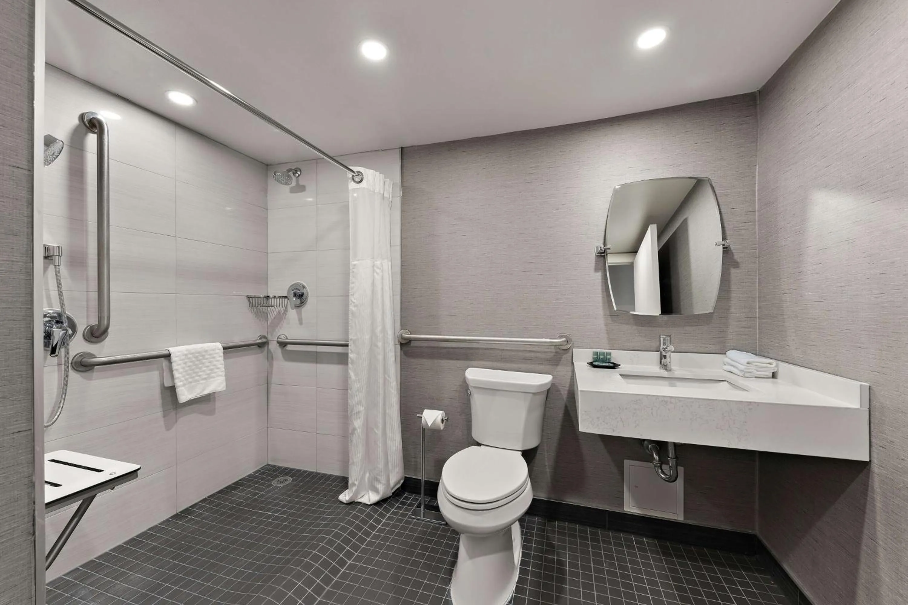 Bathroom in Best Western Parkway Hotel Toronto North