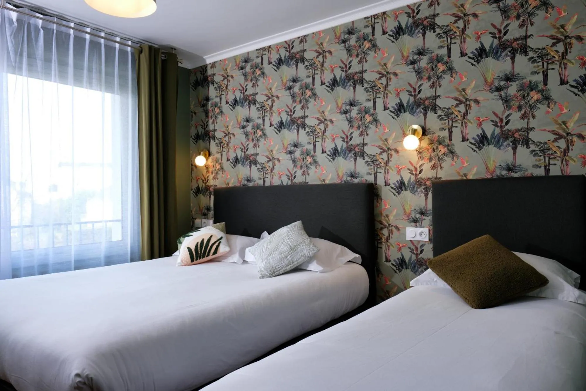 Bed in The Originals City, Hôtel Armen Le Triton, Roscoff