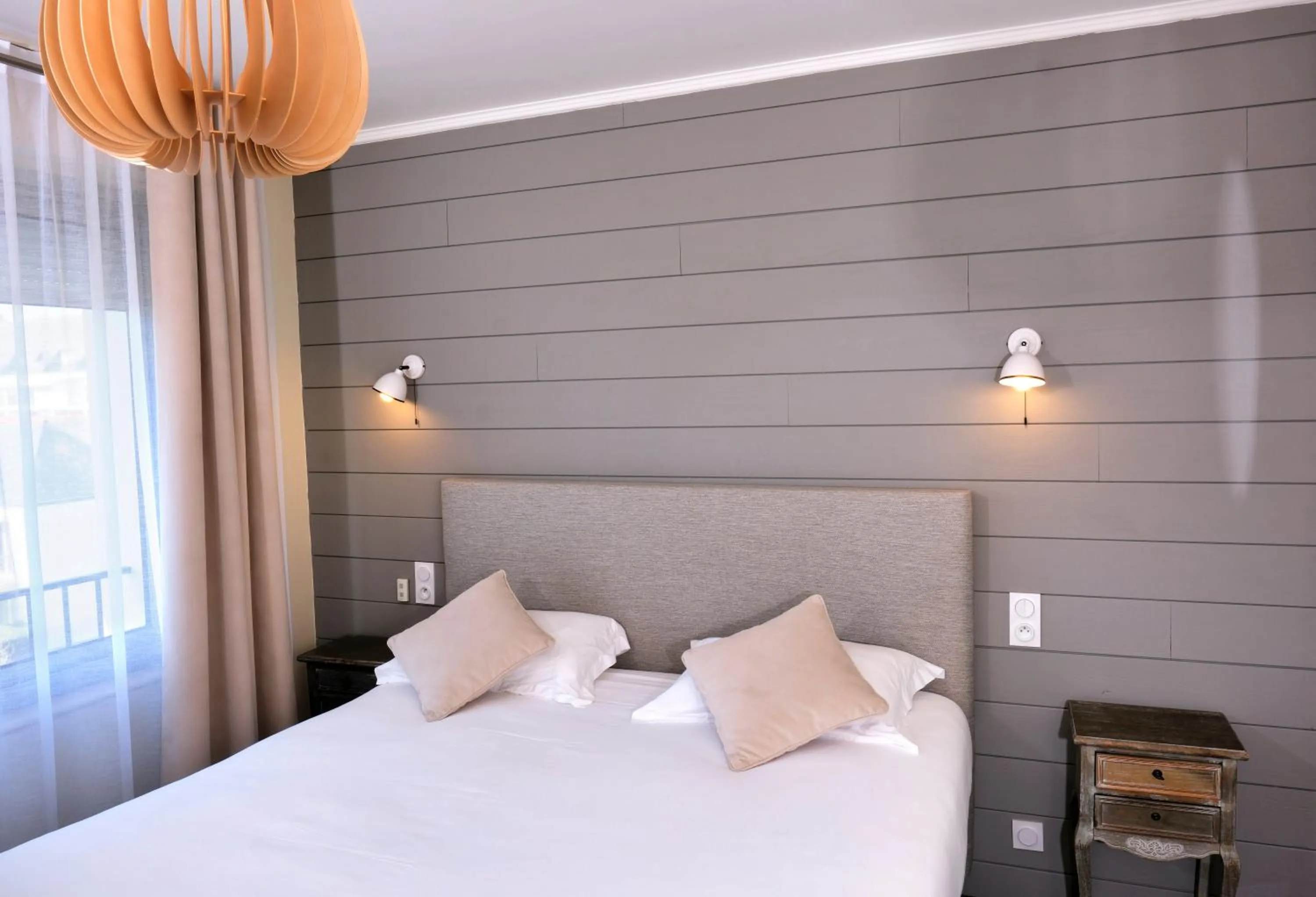 Bedroom, Bed in The Originals City, Hôtel Armen Le Triton, Roscoff