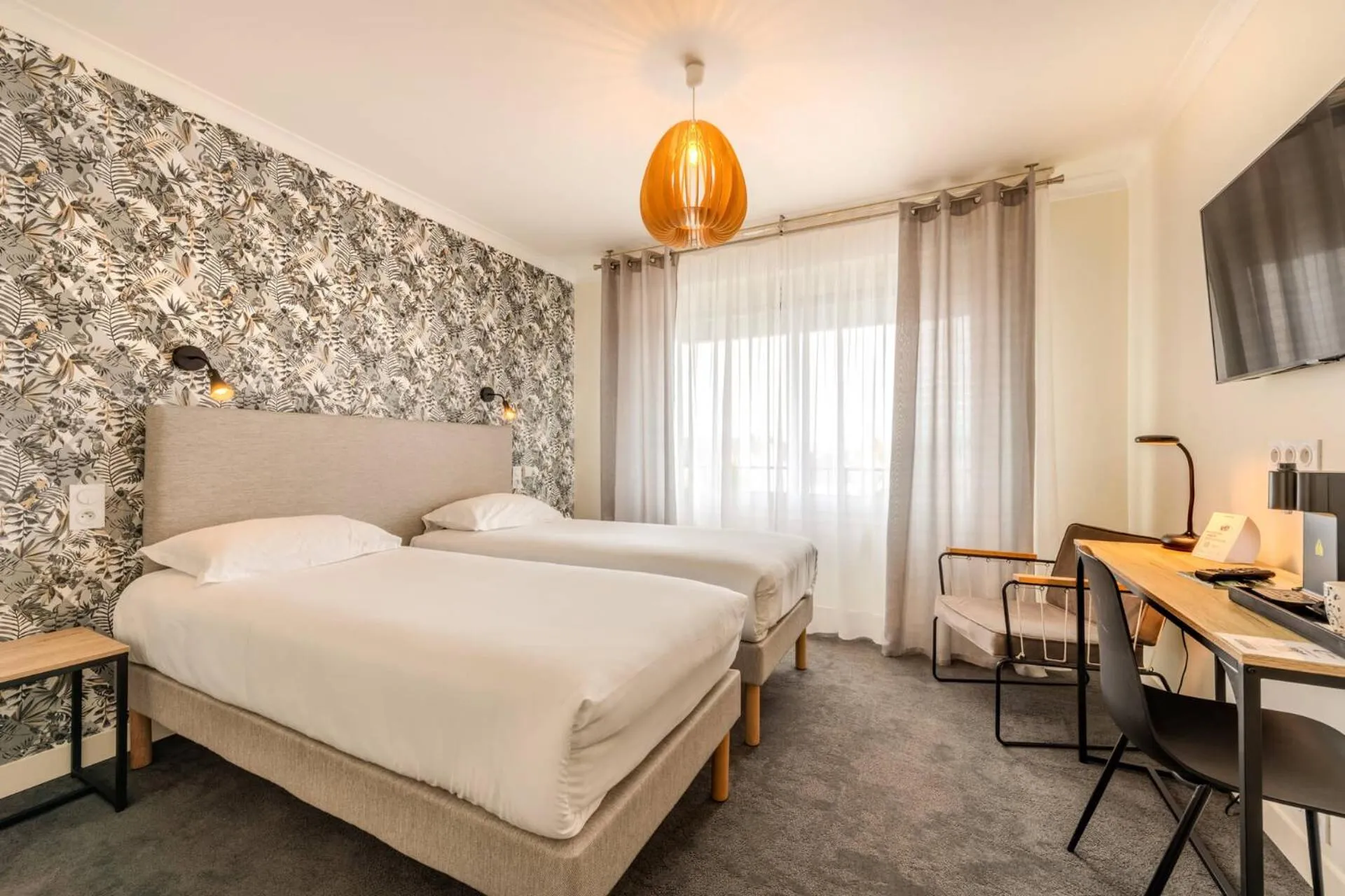 Photo of the whole room, Bed in The Originals City, Hôtel Armen Le Triton, Roscoff