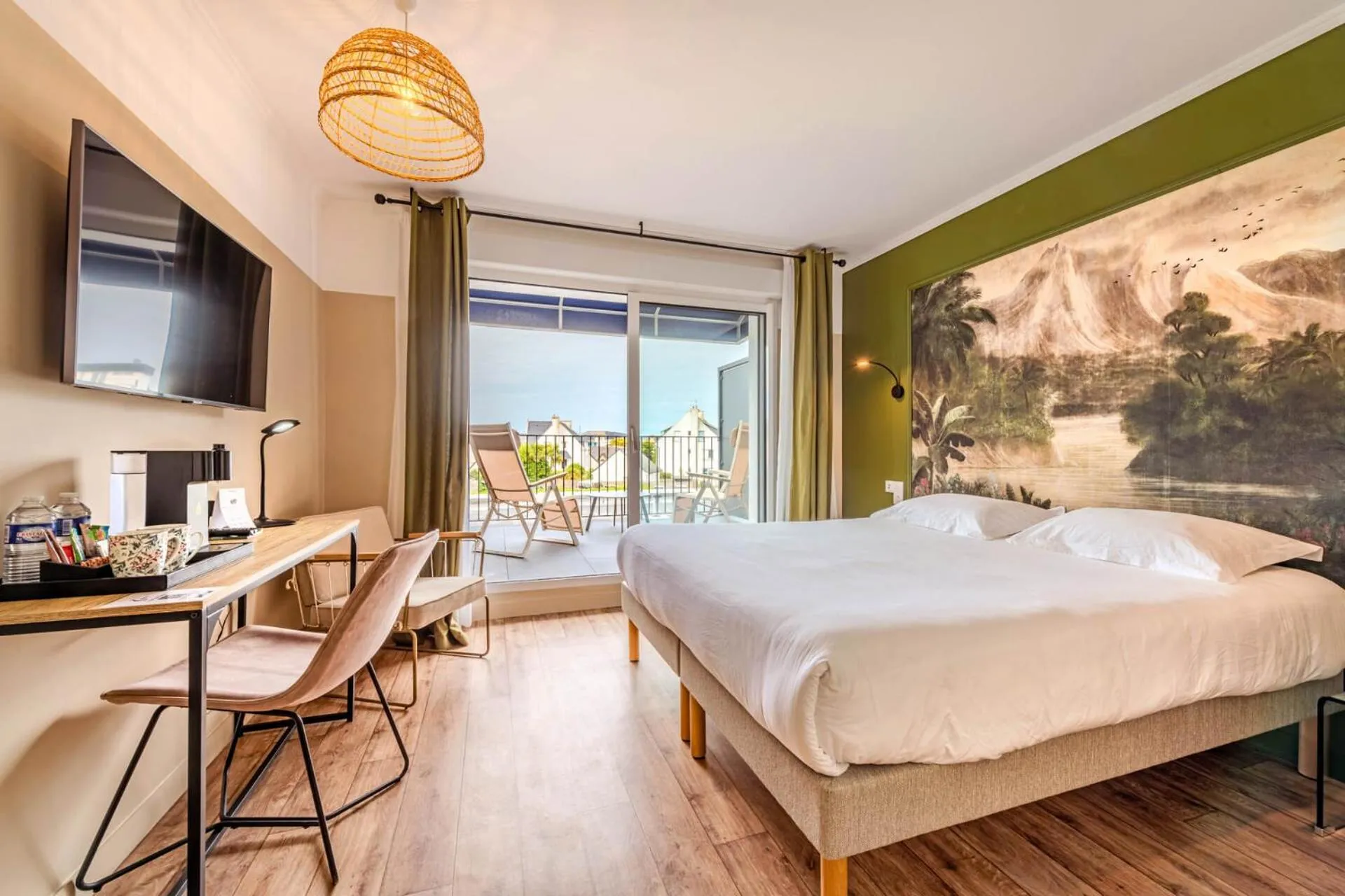 Photo of the whole room, Bed in The Originals City, Hôtel Armen Le Triton, Roscoff