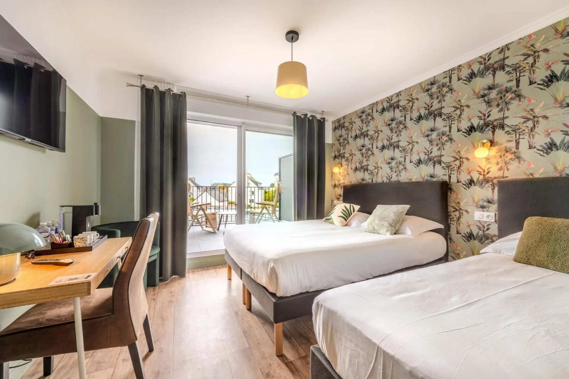 TV and multimedia, Bed in The Originals City, Hôtel Armen Le Triton, Roscoff