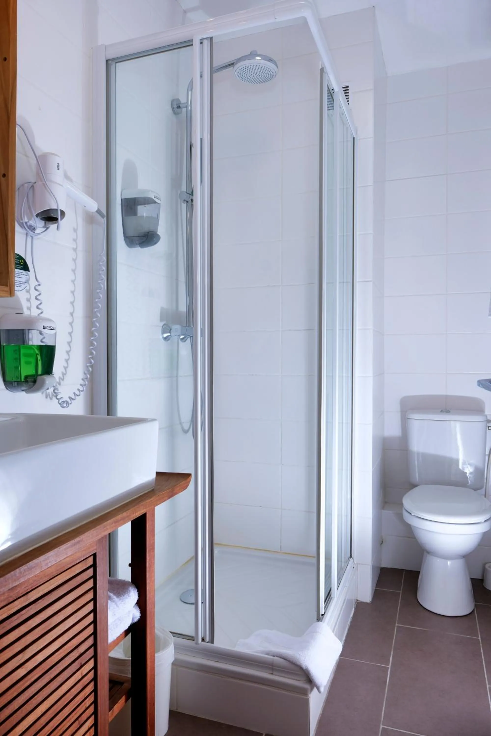 Bathroom in The Originals City, Hôtel Armen Le Triton, Roscoff