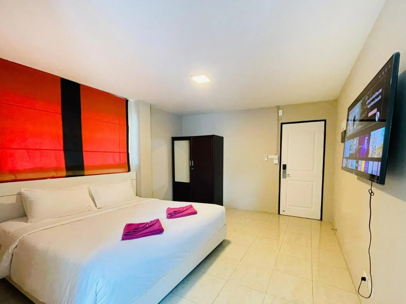 Communal lounge/ TV room, Bed in Breakers Hotel Rawai