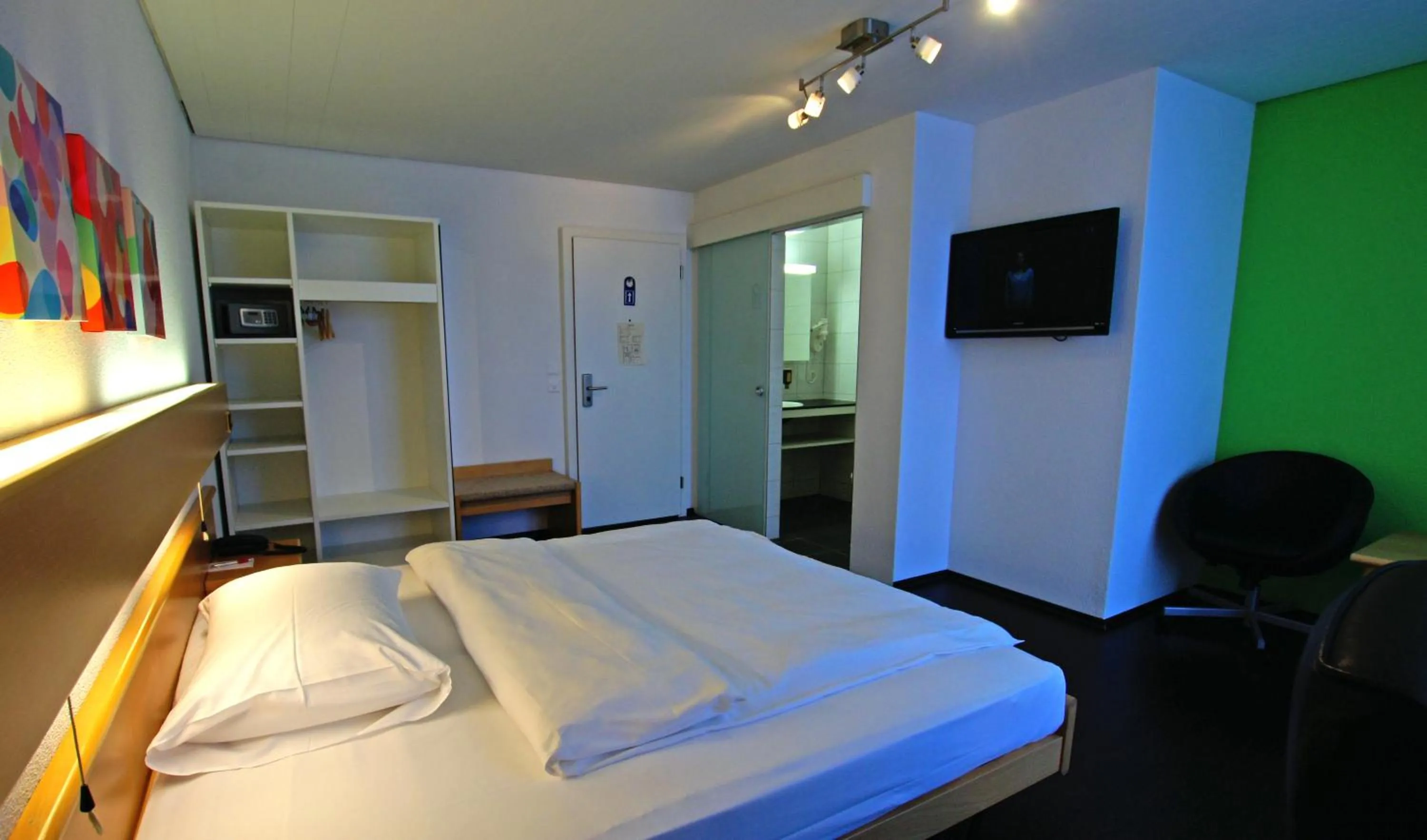 Photo of the whole room, Bed in Hotel Stalden