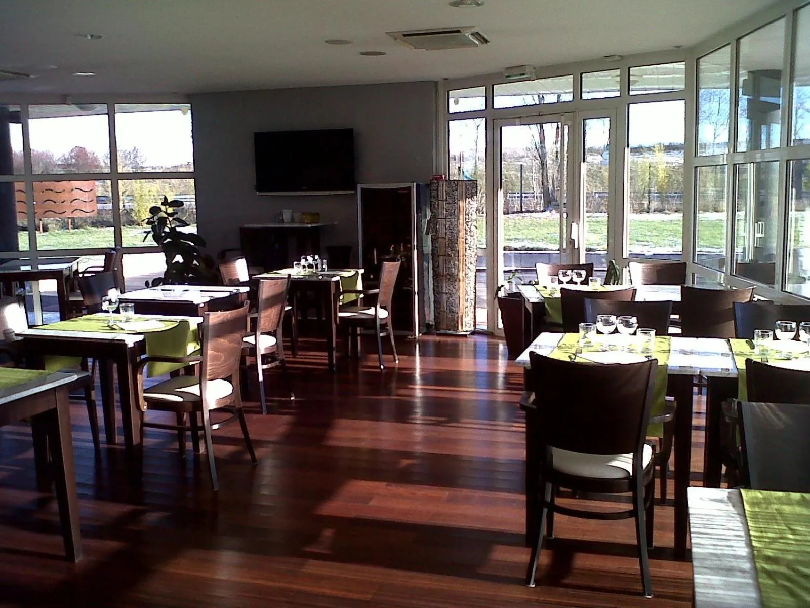 Restaurant/places to eat in Hôtel Evan