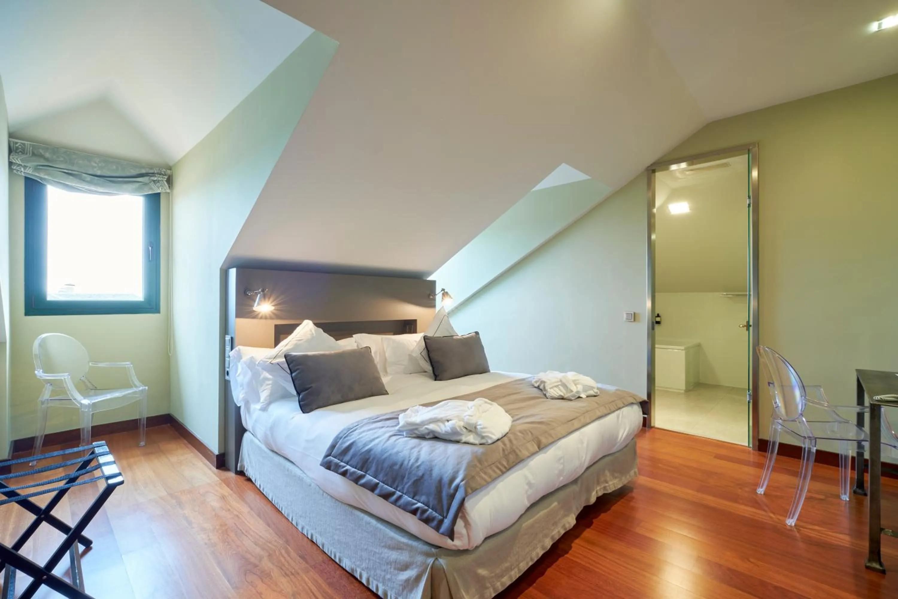 View (from property/room), Bed in Hotel AR Isabel de Farnesio