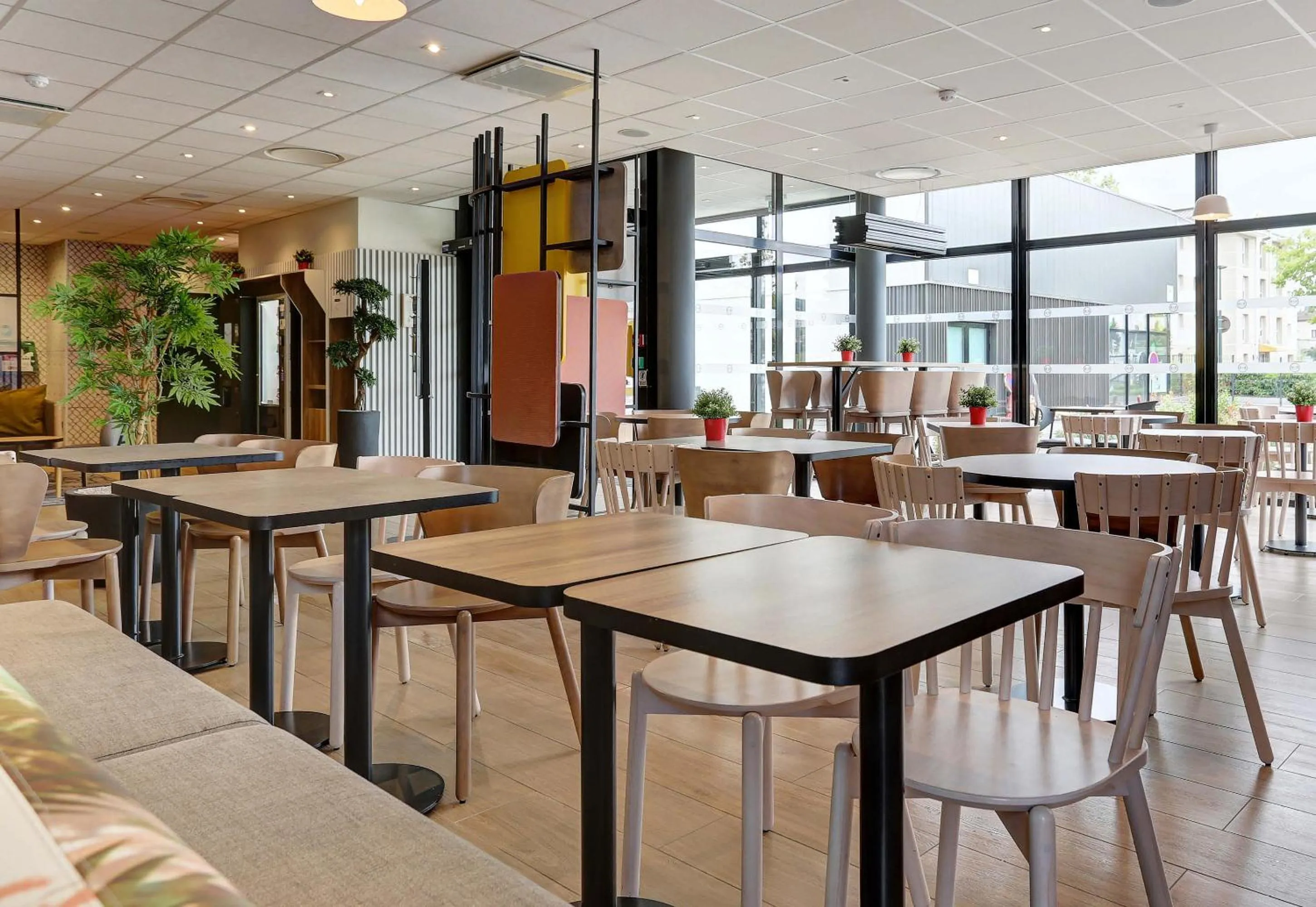 Restaurant/places to eat in B&B HOTEL Epernay