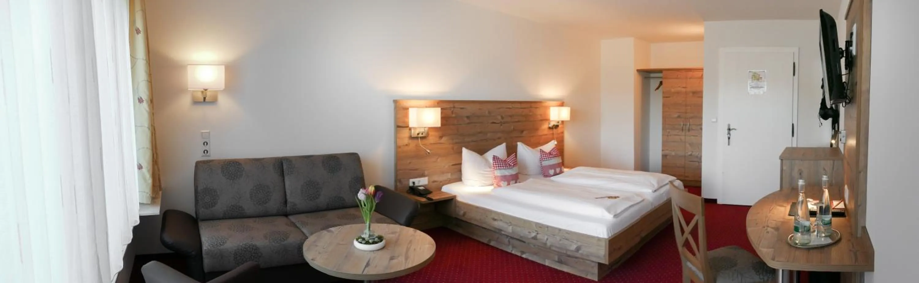 Photo of the whole room, Bed in Höhenhotel & Restaurant Kalikutt