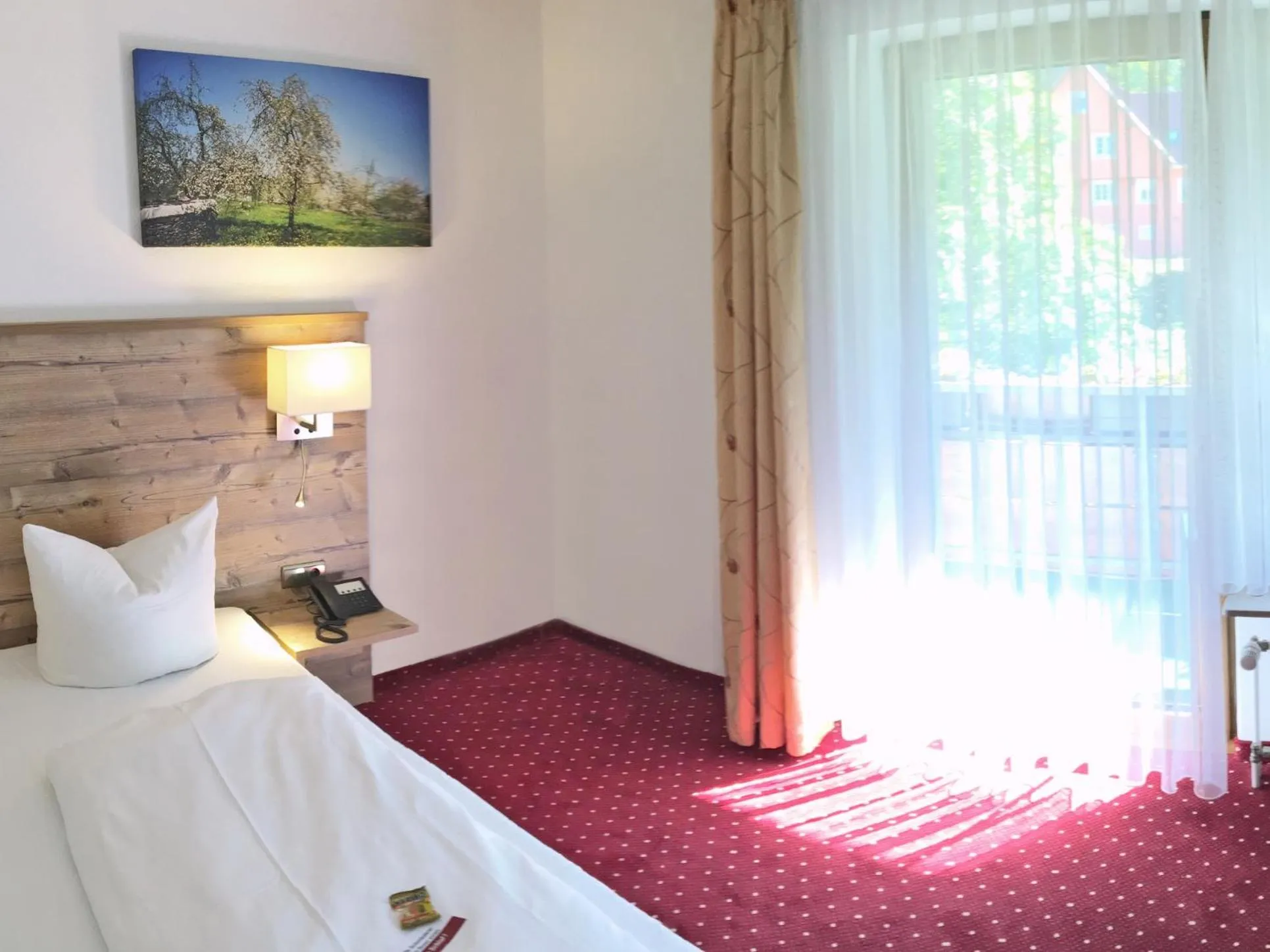 Photo of the whole room, Bed in Höhenhotel & Restaurant Kalikutt