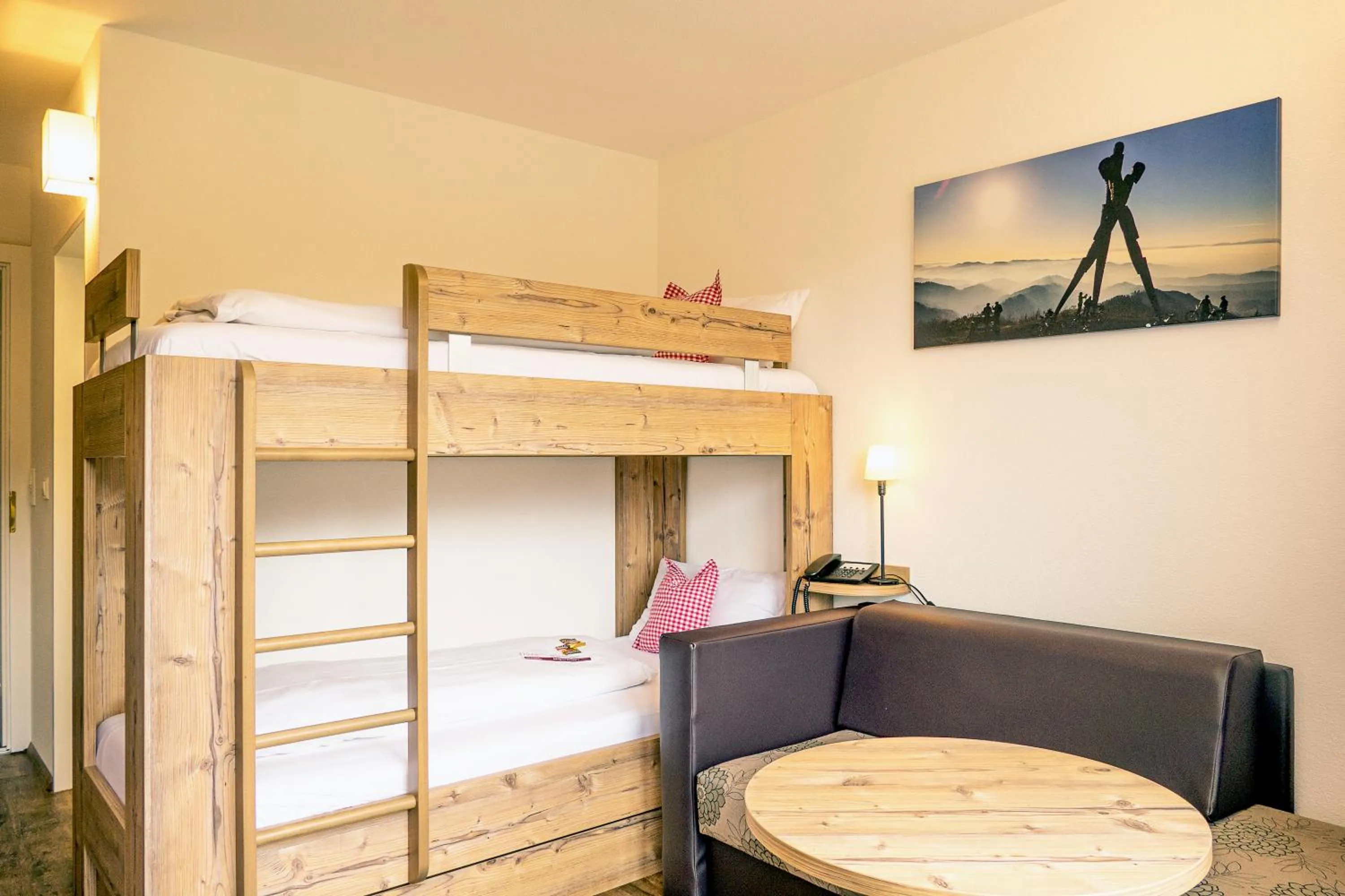 Living room, Bed in Höhenhotel & Restaurant Kalikutt