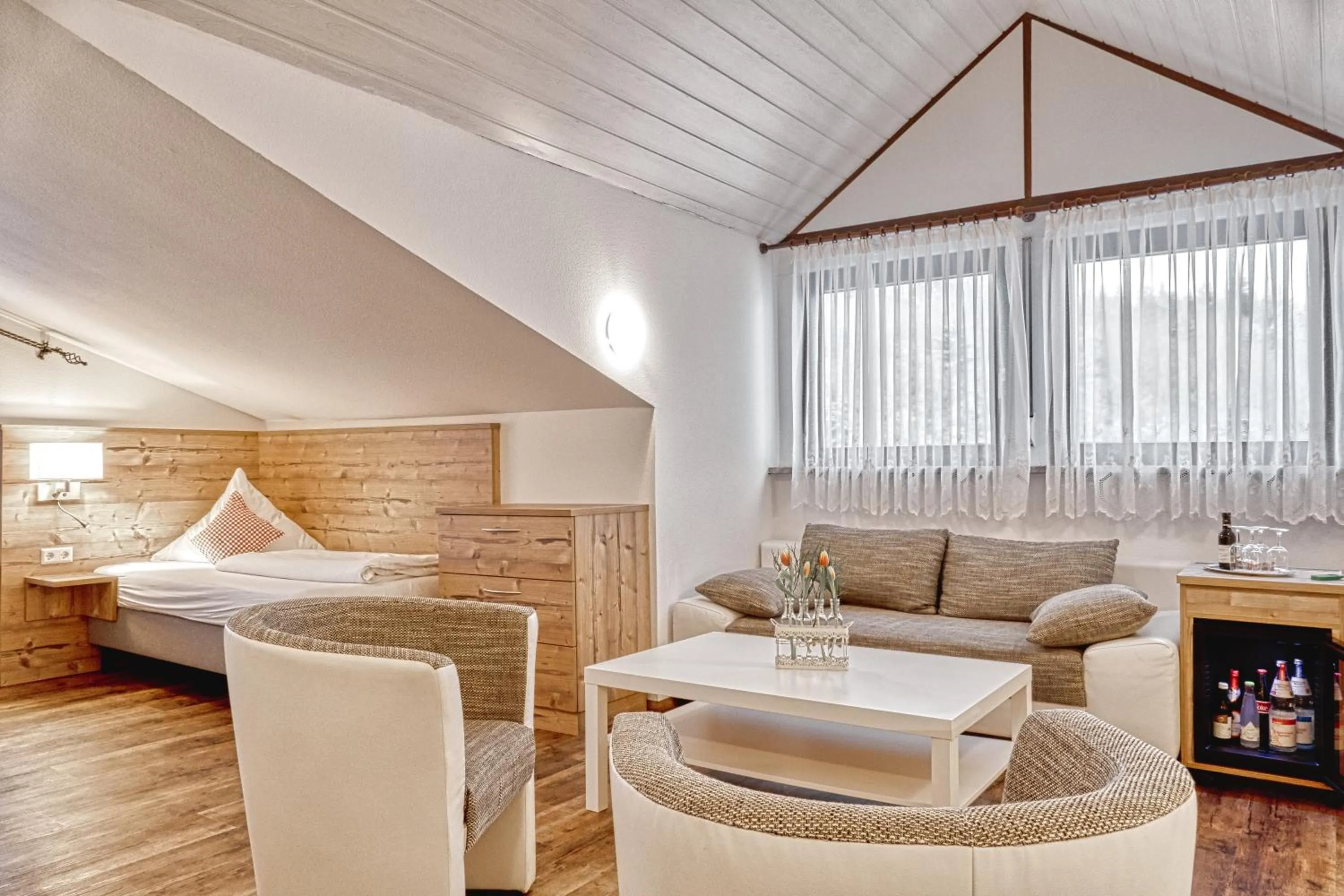 Photo of the whole room, Bed in Höhenhotel & Restaurant Kalikutt