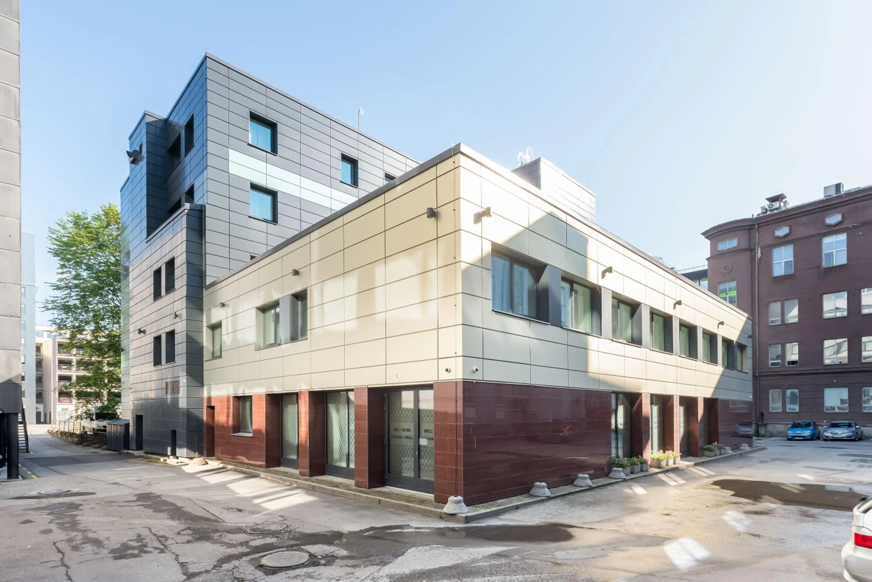 Property building in City Yard Inn Hotel