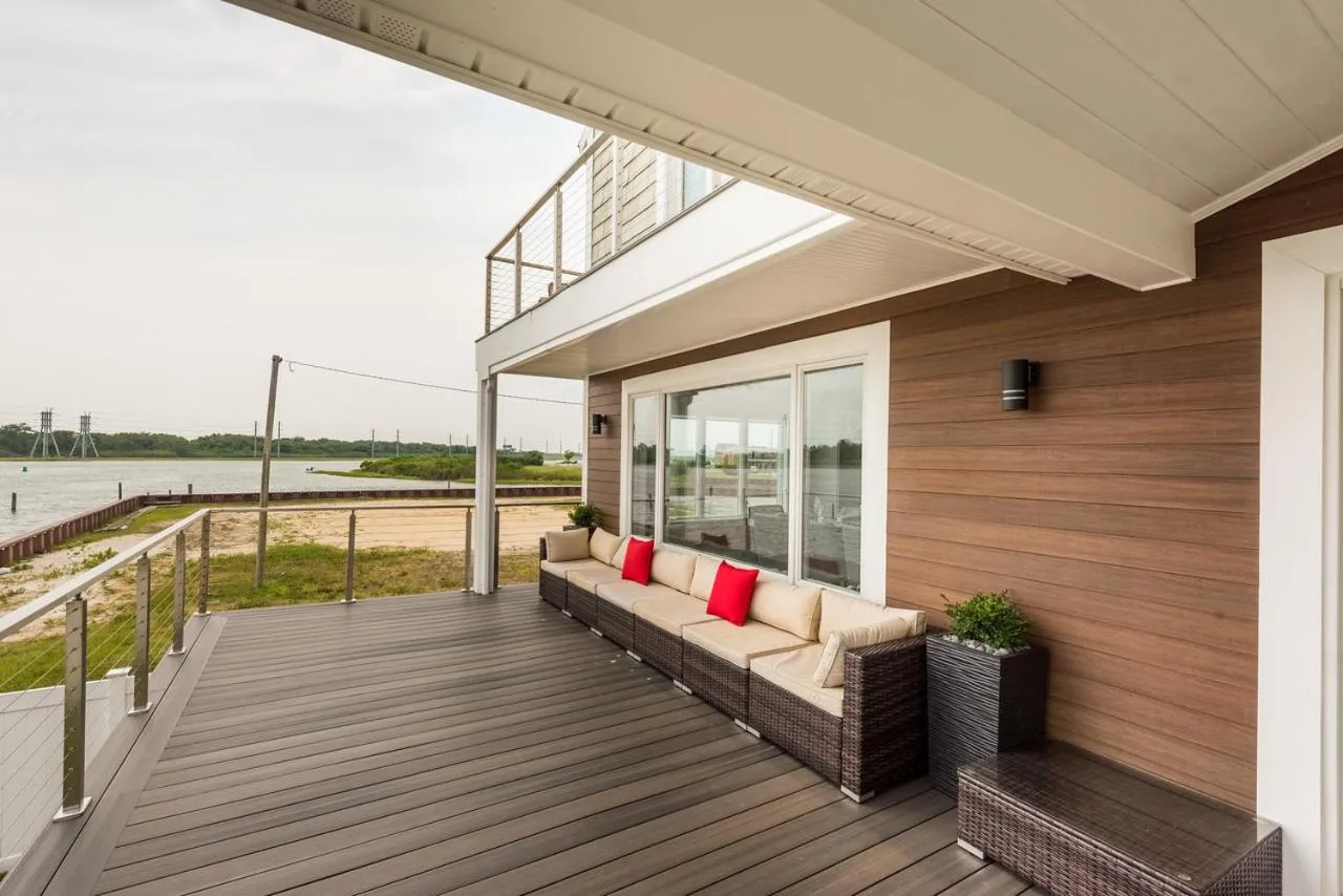 Lago-mar Luxury Modern Waterfront Home