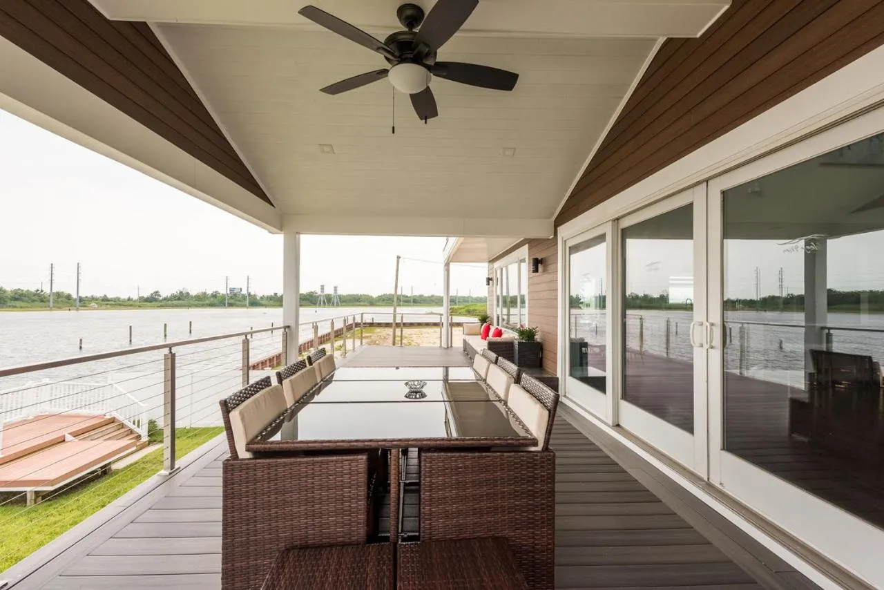 Lago-mar Luxury Modern Waterfront Home