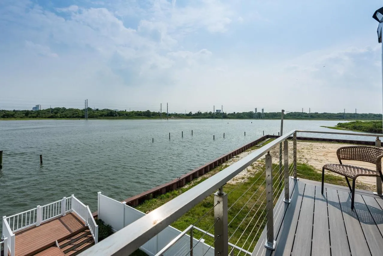 Lago-mar Luxury Modern Waterfront Home