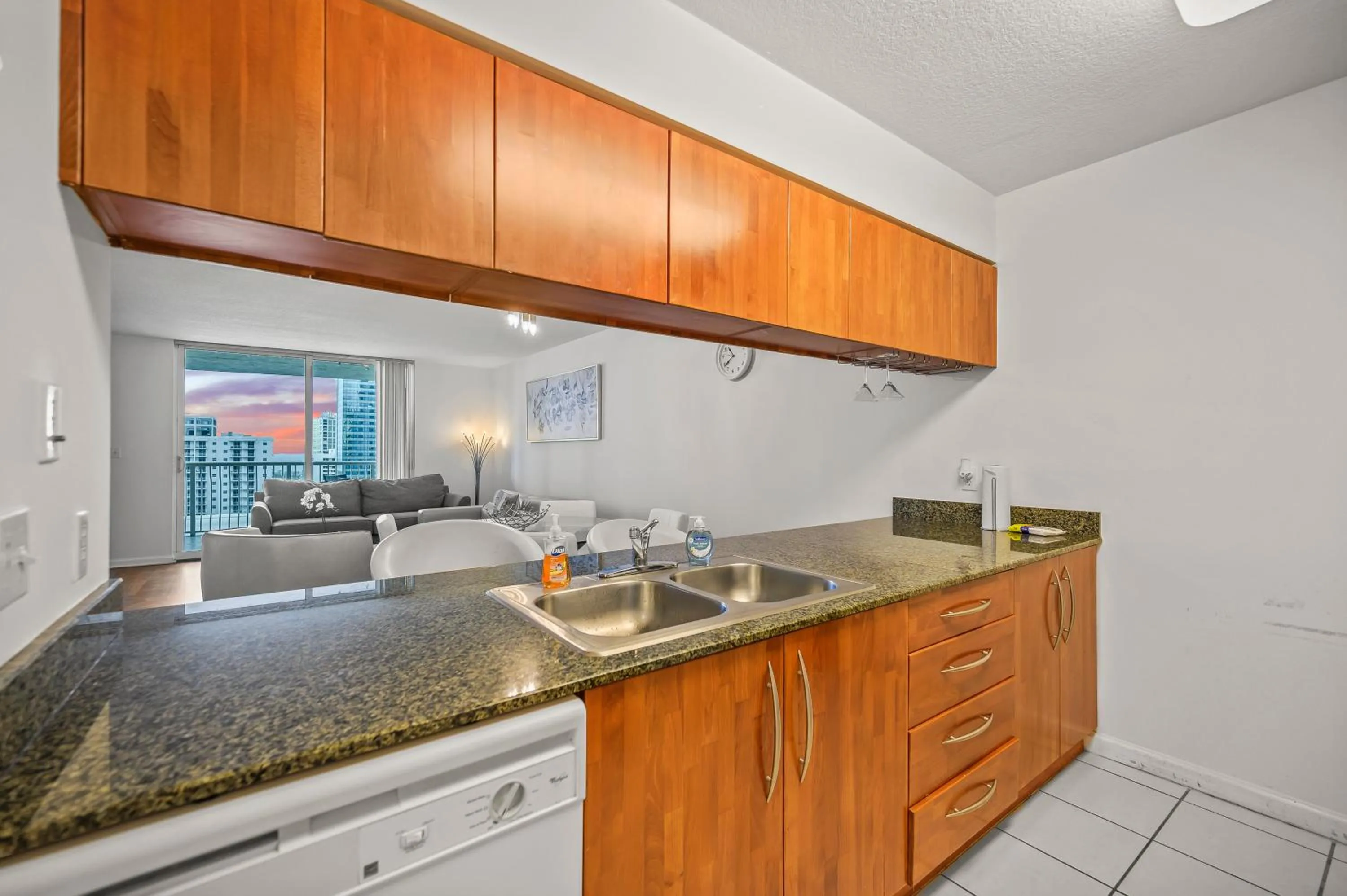 LUXURIOUS 1BR HIGH RISE CONDO BRICKELL-Free Parking