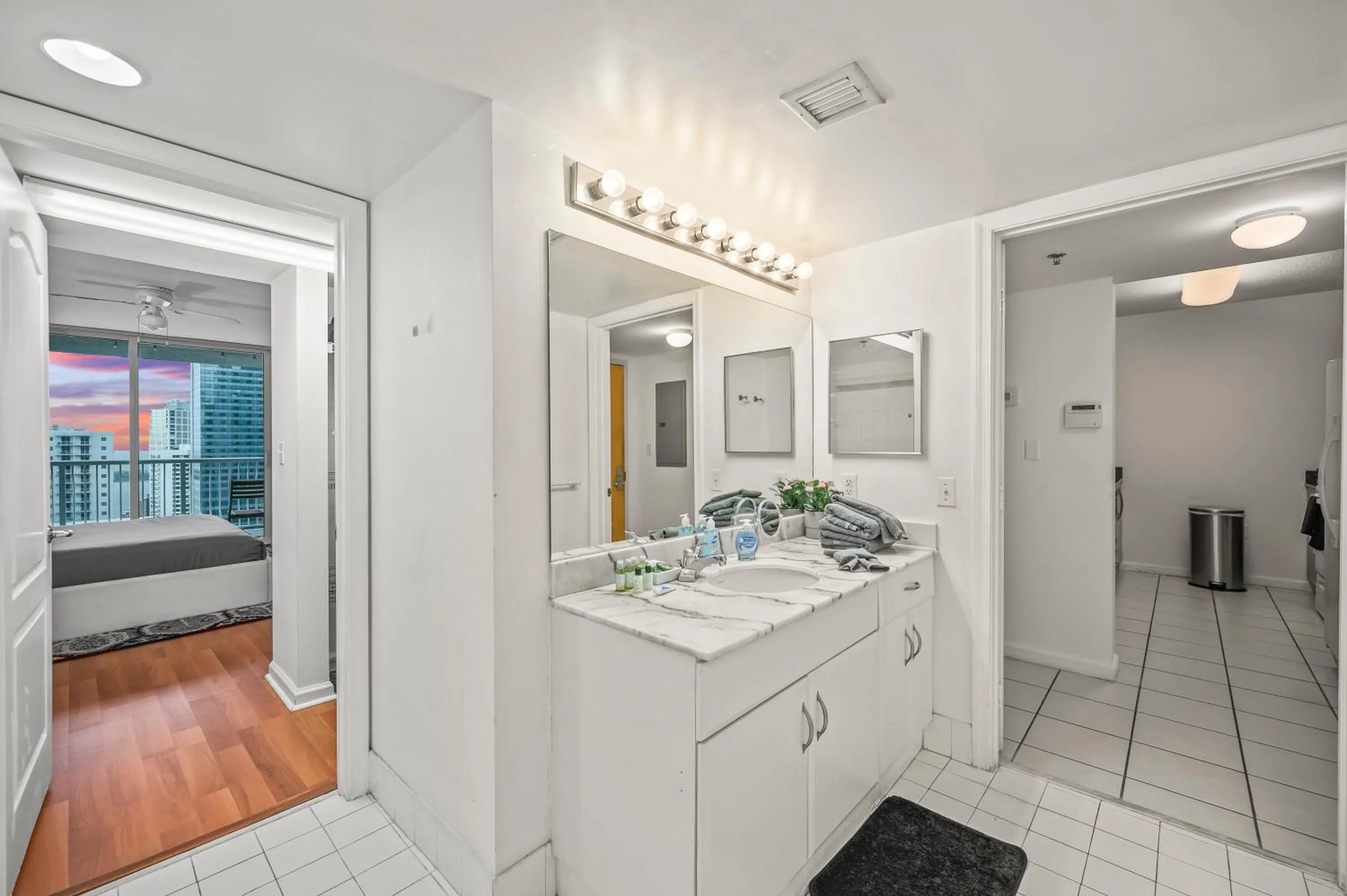 LUXURIOUS 1BR HIGH RISE CONDO BRICKELL-Free Parking