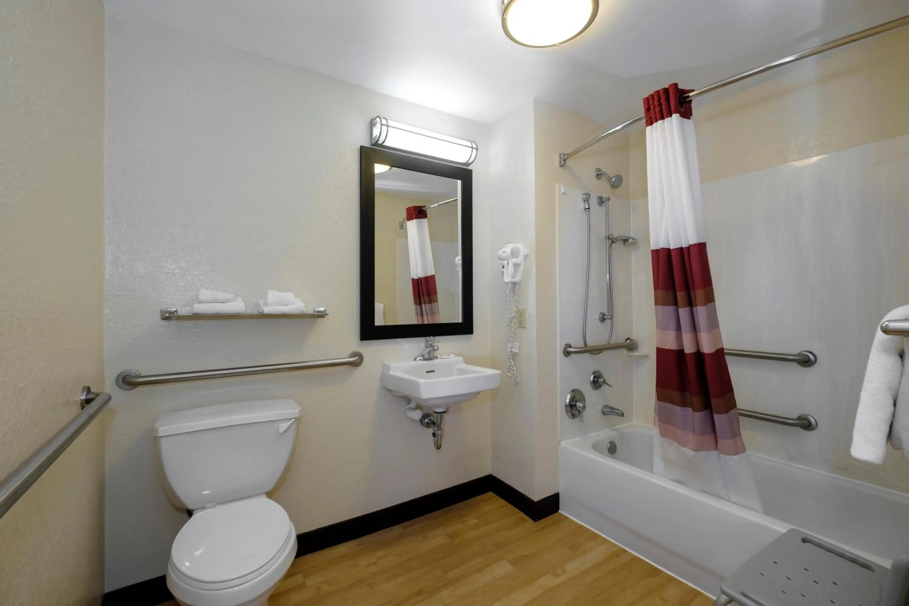 Bathroom in Red Roof Inn PLUS+ Austin South