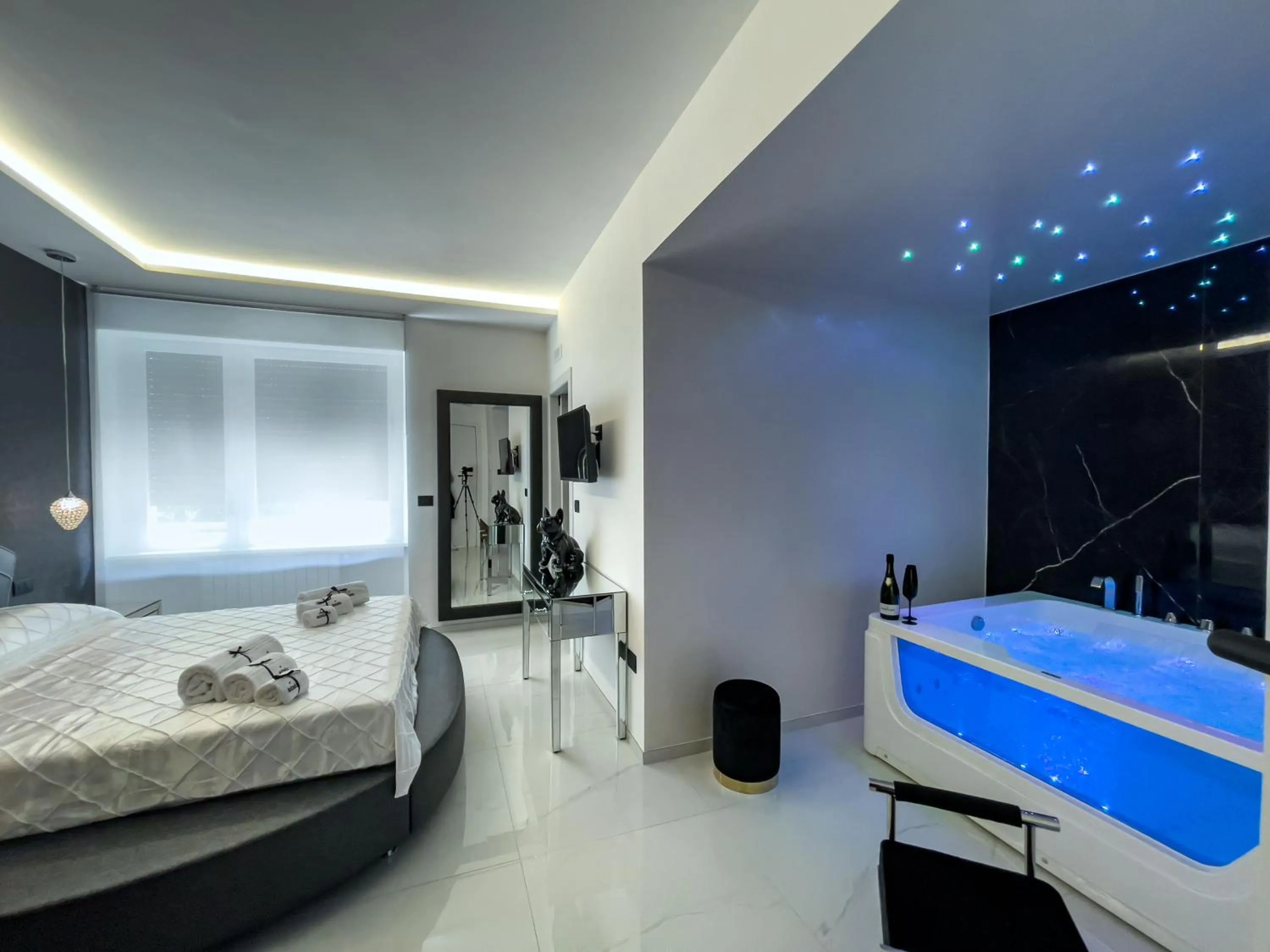 Photo of the whole room, Bed in DISTINTO SUITE & ROOMS