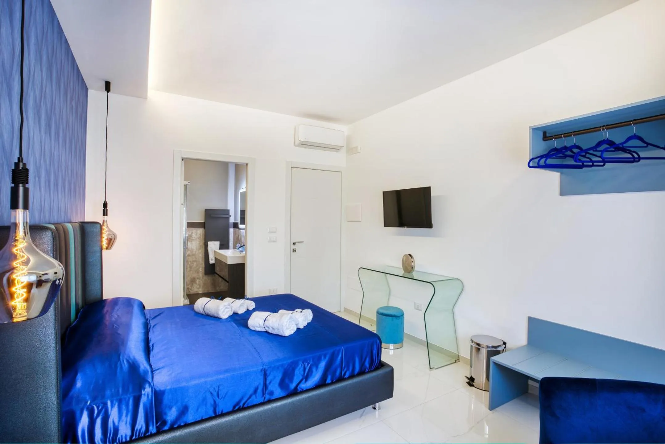 Photo of the whole room, Bed in DISTINTO SUITE & ROOMS