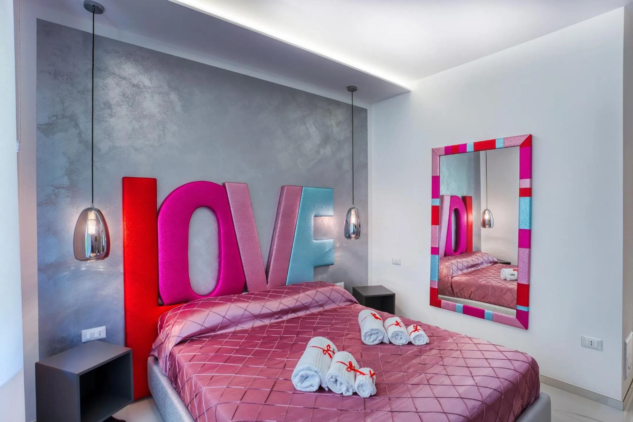 Bed in DISTINTO SUITE & ROOMS