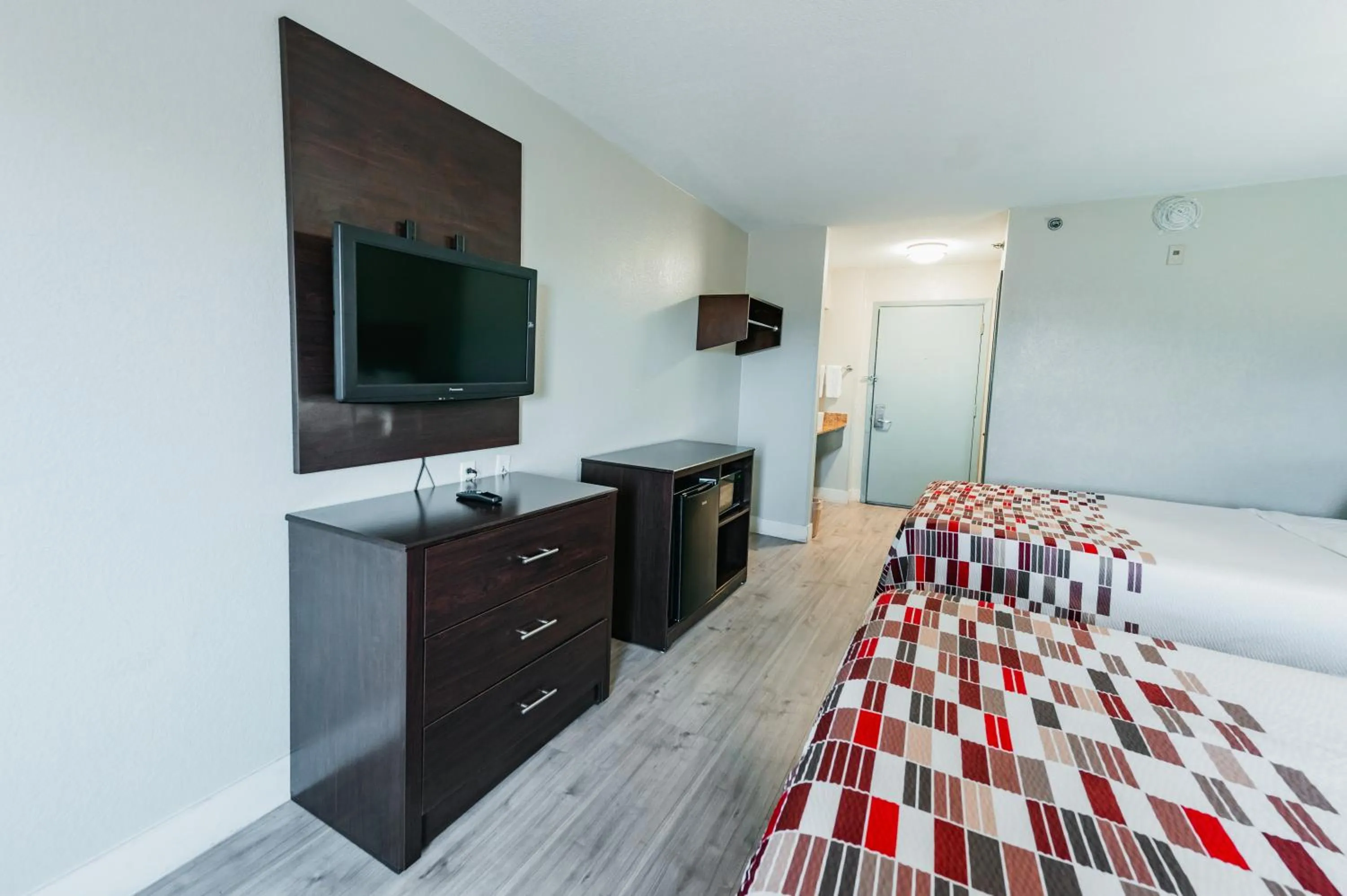 Bedroom, Bed in Red Roof Inn San Antonio - Seaworld Northwest