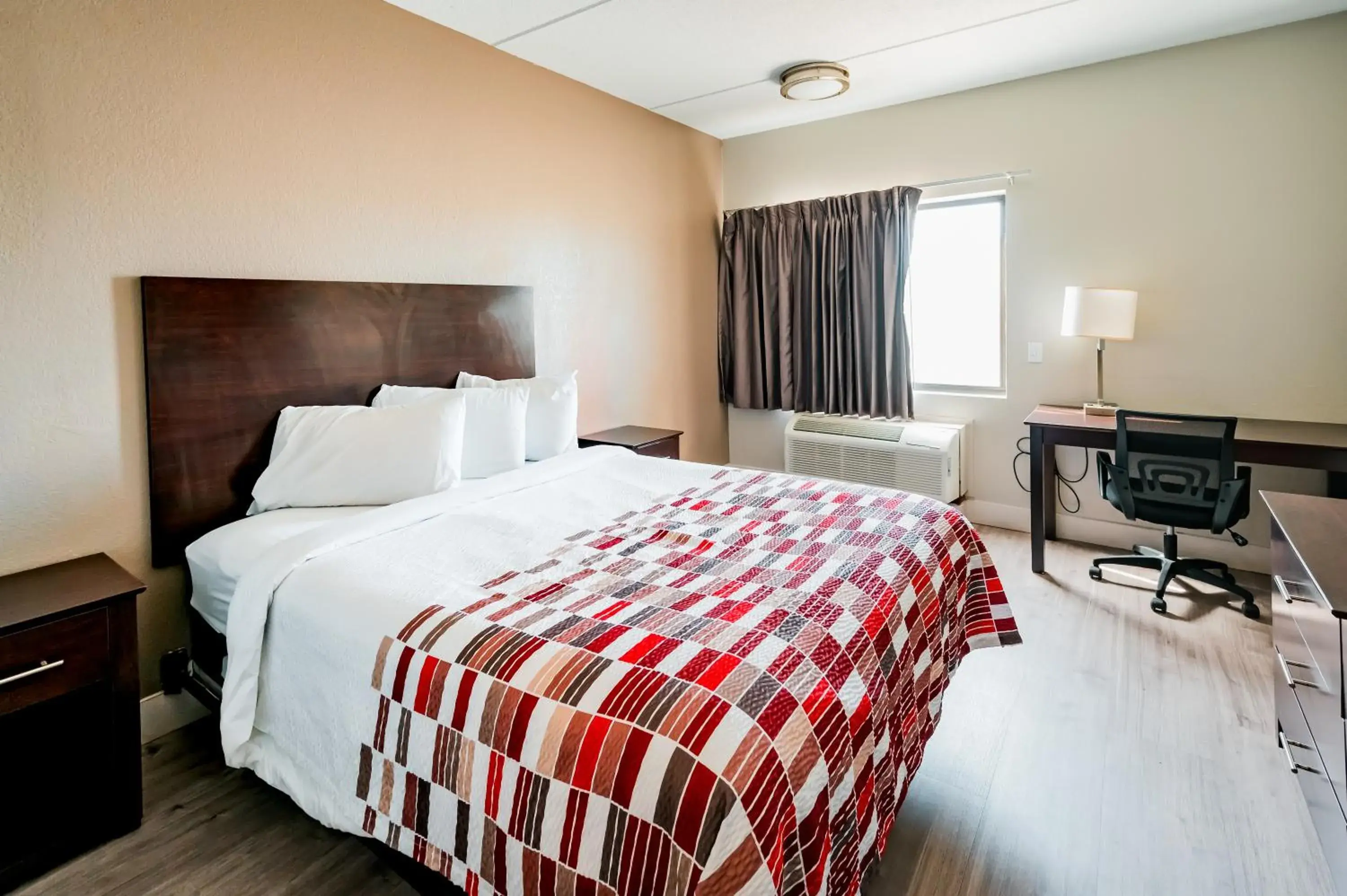 Superior King Room - Disability Access - Non-Smoking in Red Roof Inn San Antonio - Seaworld Northwest Superior King Room - Disability Access - Non-Smoking in Red Roof Inn San Antonio - Seaworld Northwest