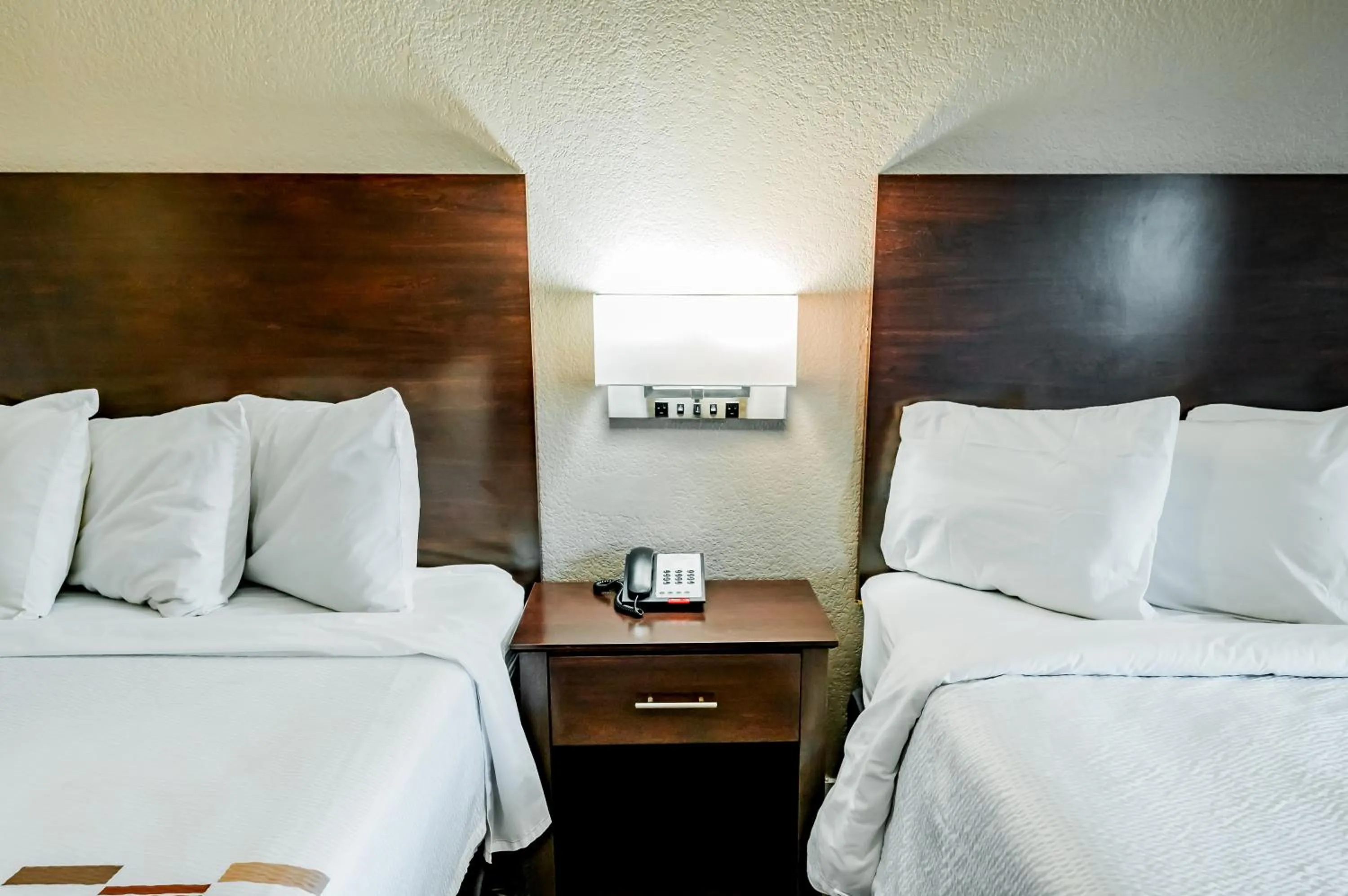 Bed in Red Roof Inn San Antonio - Seaworld Northwest