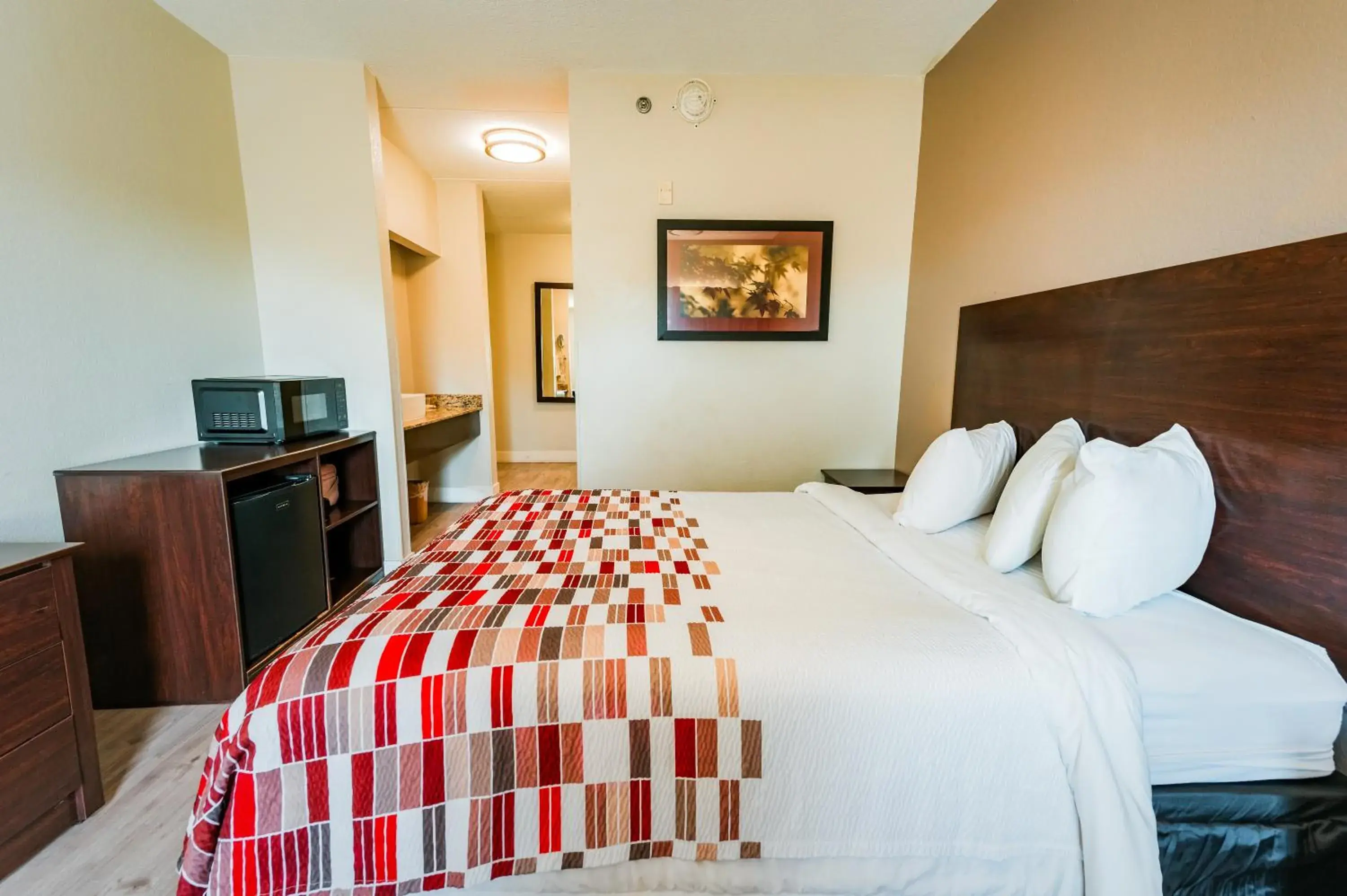 Deluxe Queen Room Non-Smoking in Red Roof Inn San Antonio - Seaworld Northwest Deluxe Queen Room Non-Smoking in Red Roof Inn San Antonio - Seaworld Northwest