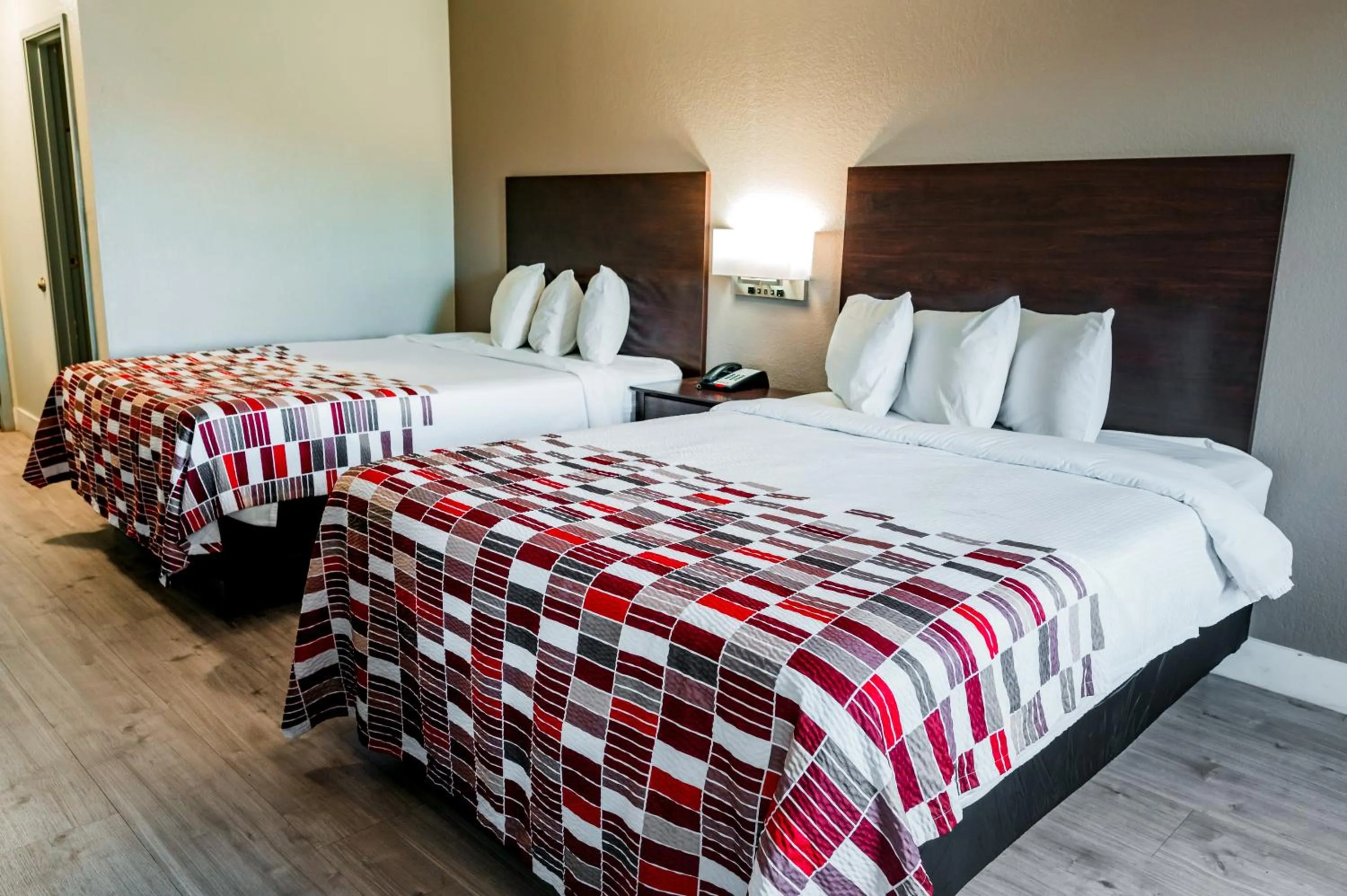 Bed in Red Roof Inn San Antonio - Seaworld Northwest