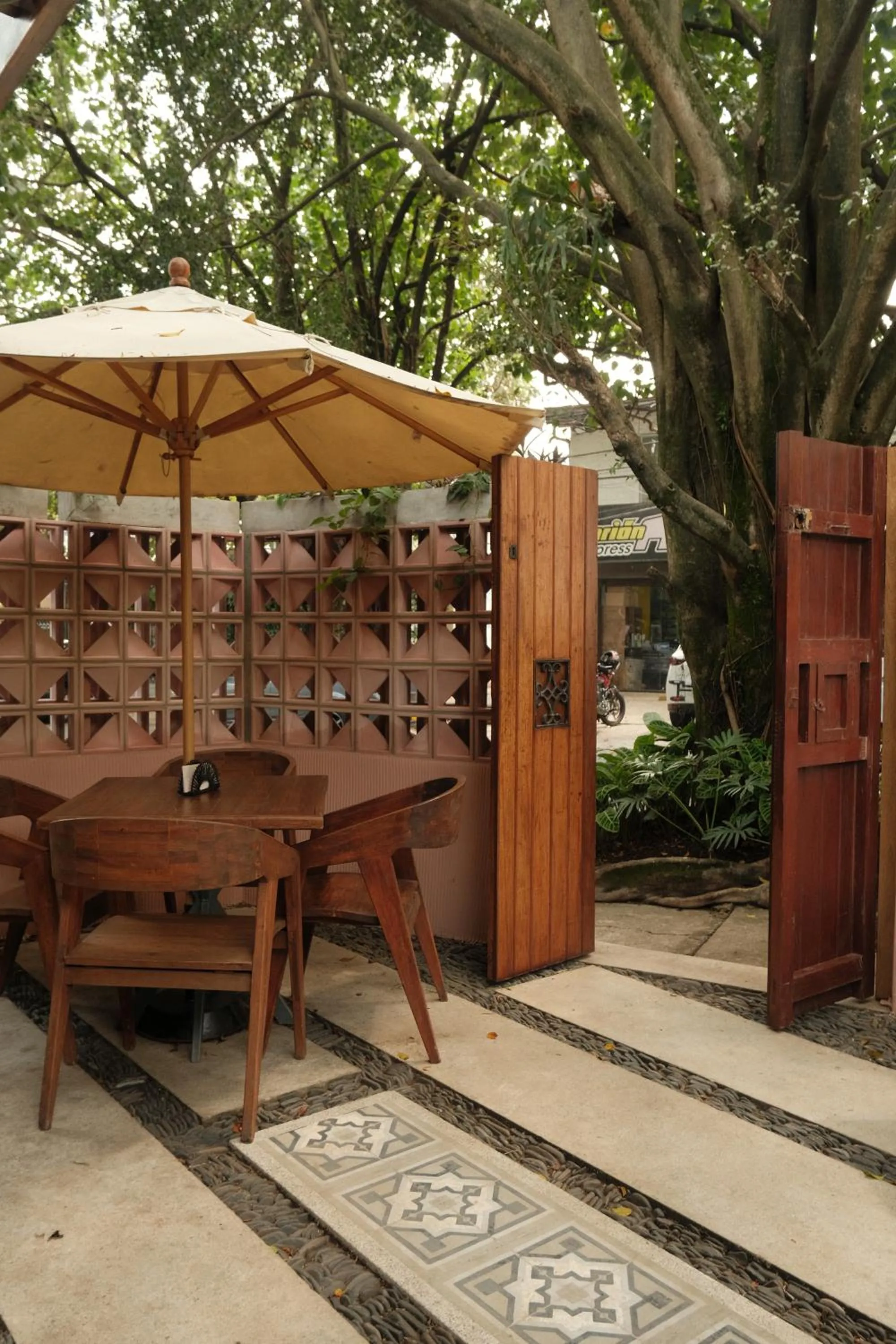 Restaurant/places to eat in Sui Boutique Hotel