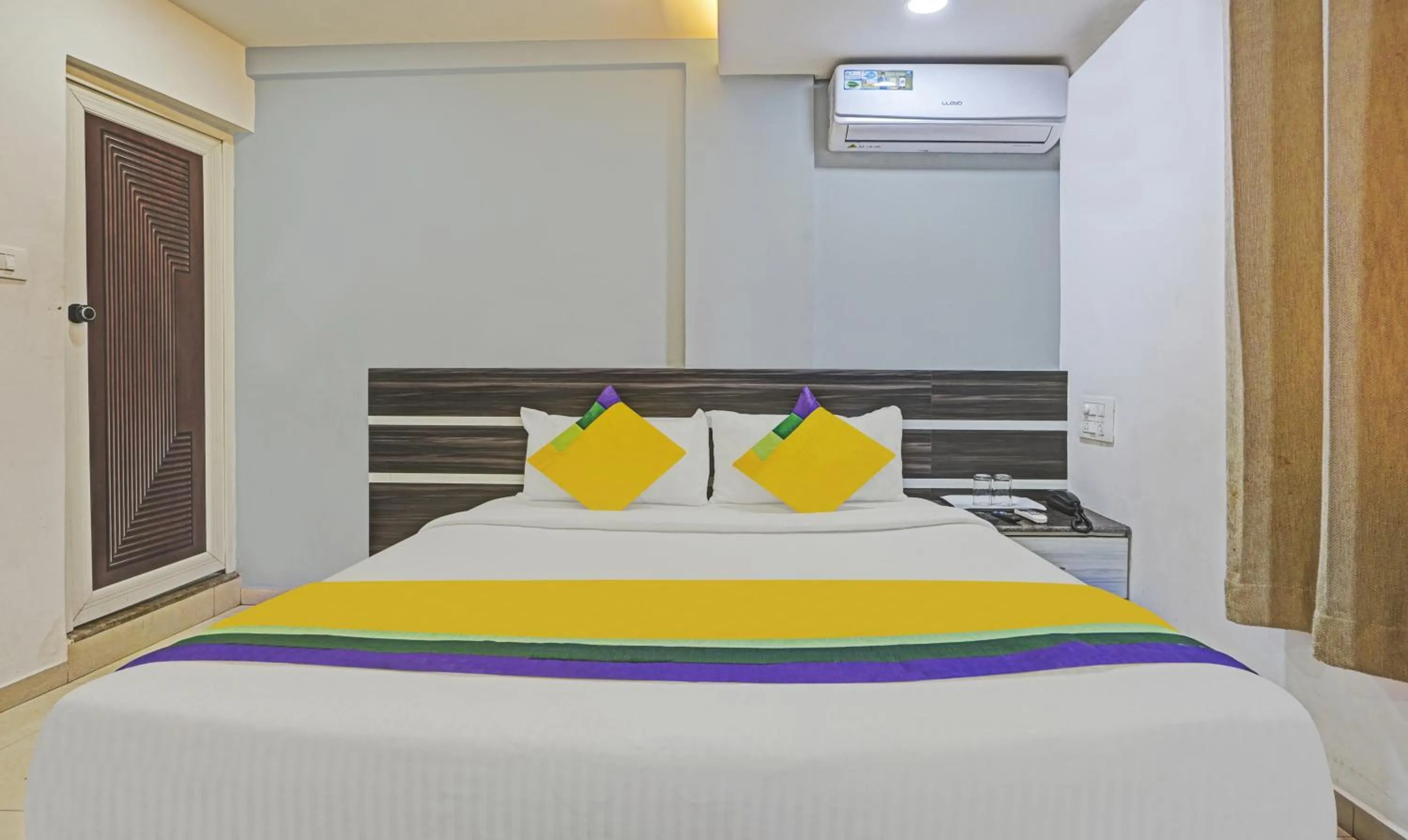 Bedroom, Bed in Itsy Hotels Purple Suites