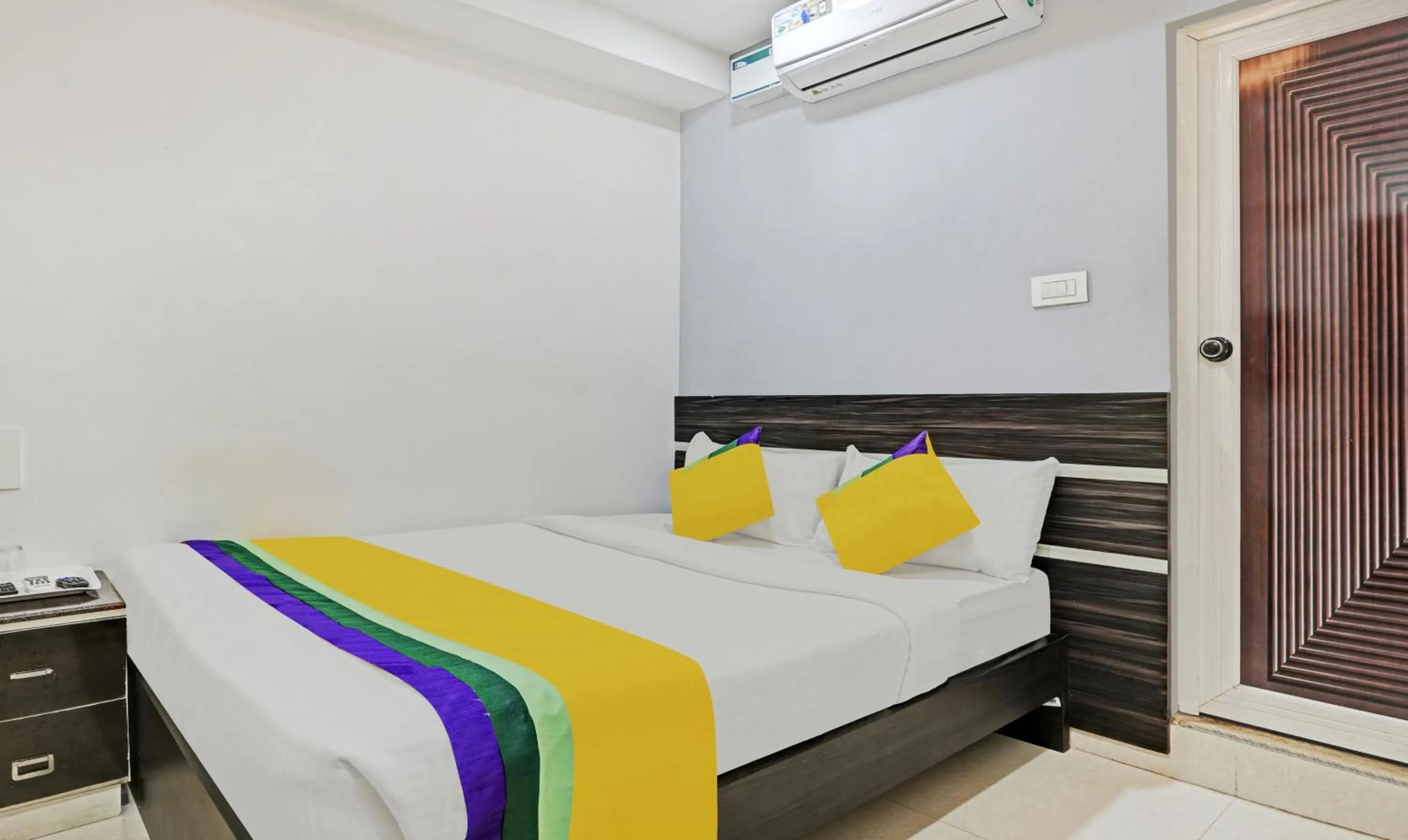 Bedroom, Bed in Itsy Hotels Purple Suites