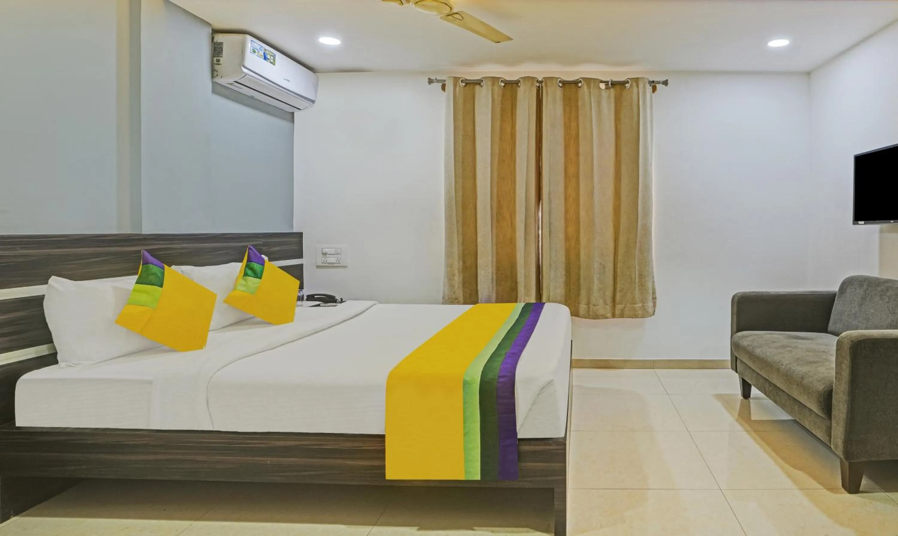 Bedroom, Bed in Itsy Hotels Purple Suites