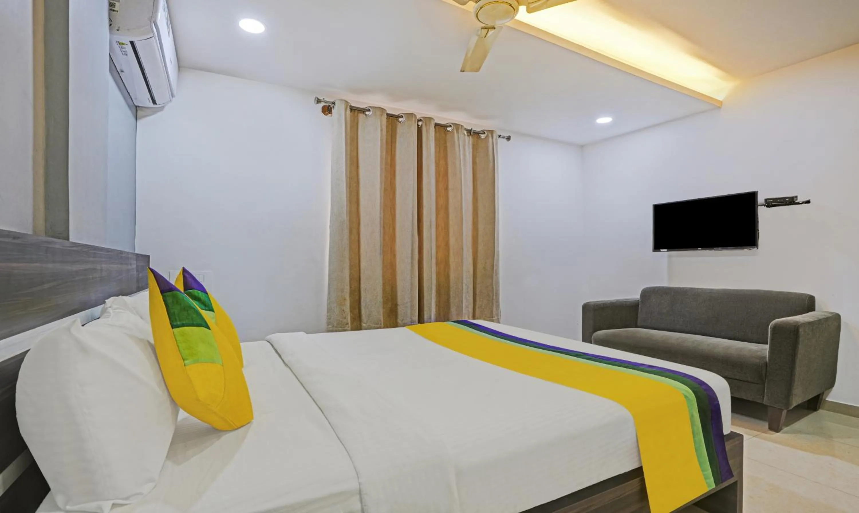 Bedroom, Bed in Itsy Hotels Purple Suites