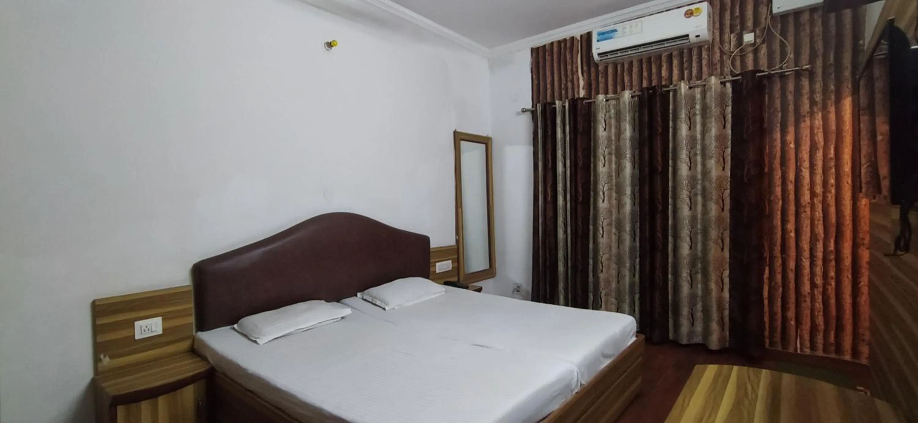 Bed in Hotel Samrat