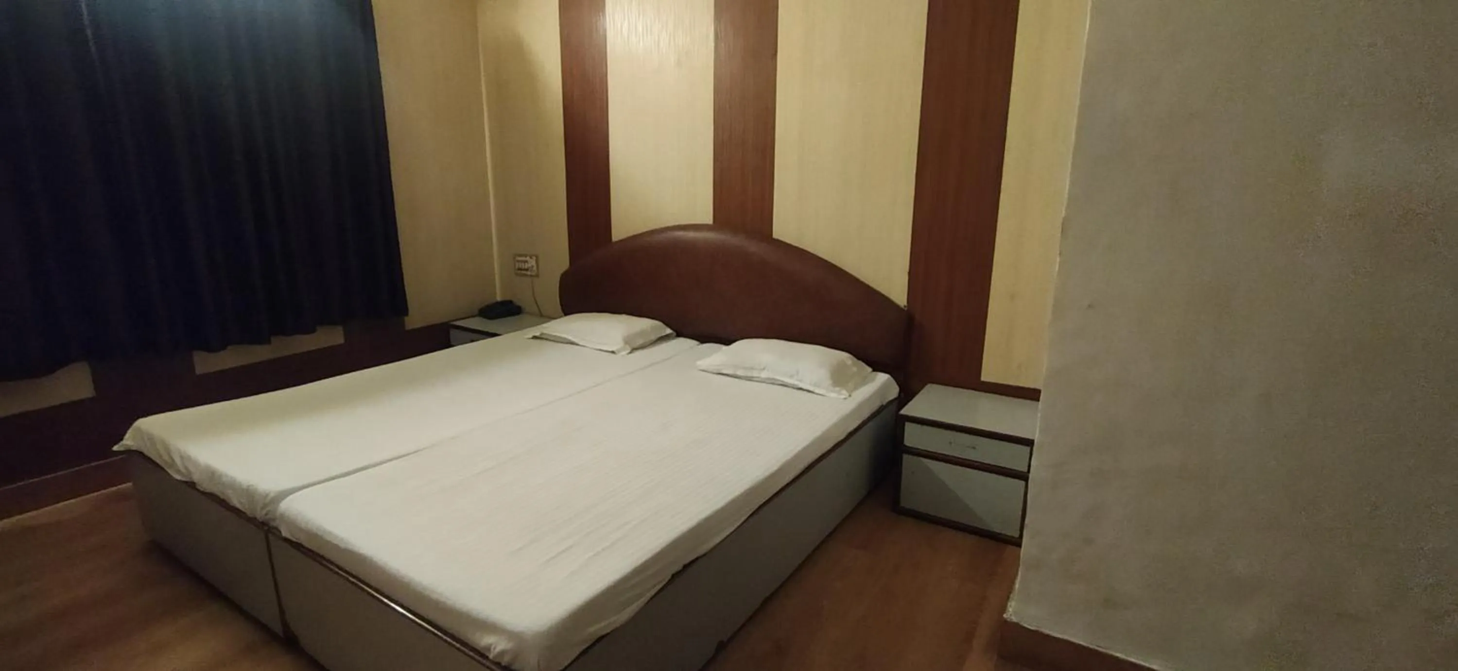 Bedroom, Bed in Hotel Samrat