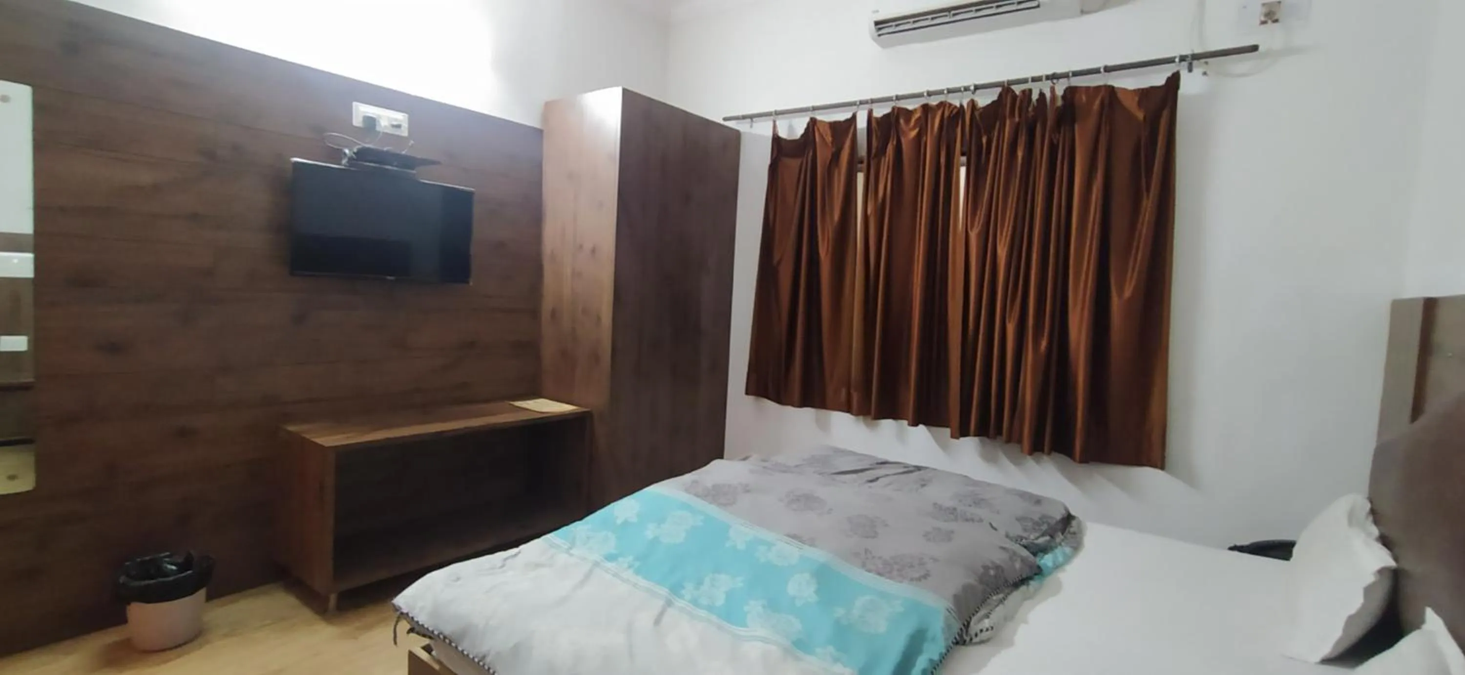 Photo of the whole room, Bed in Hotel Samrat