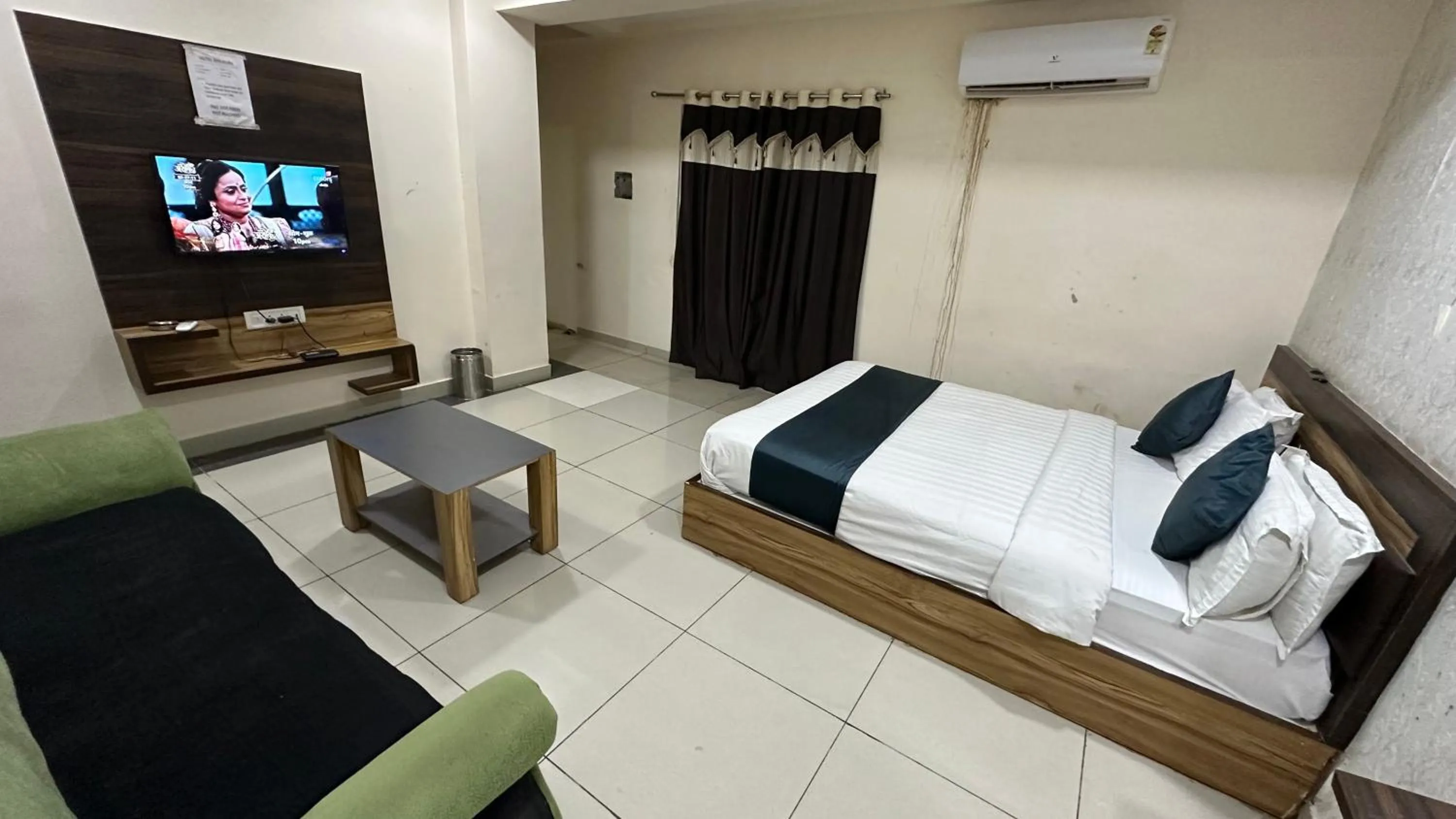 Bed in Hotel New Shiv Kunj