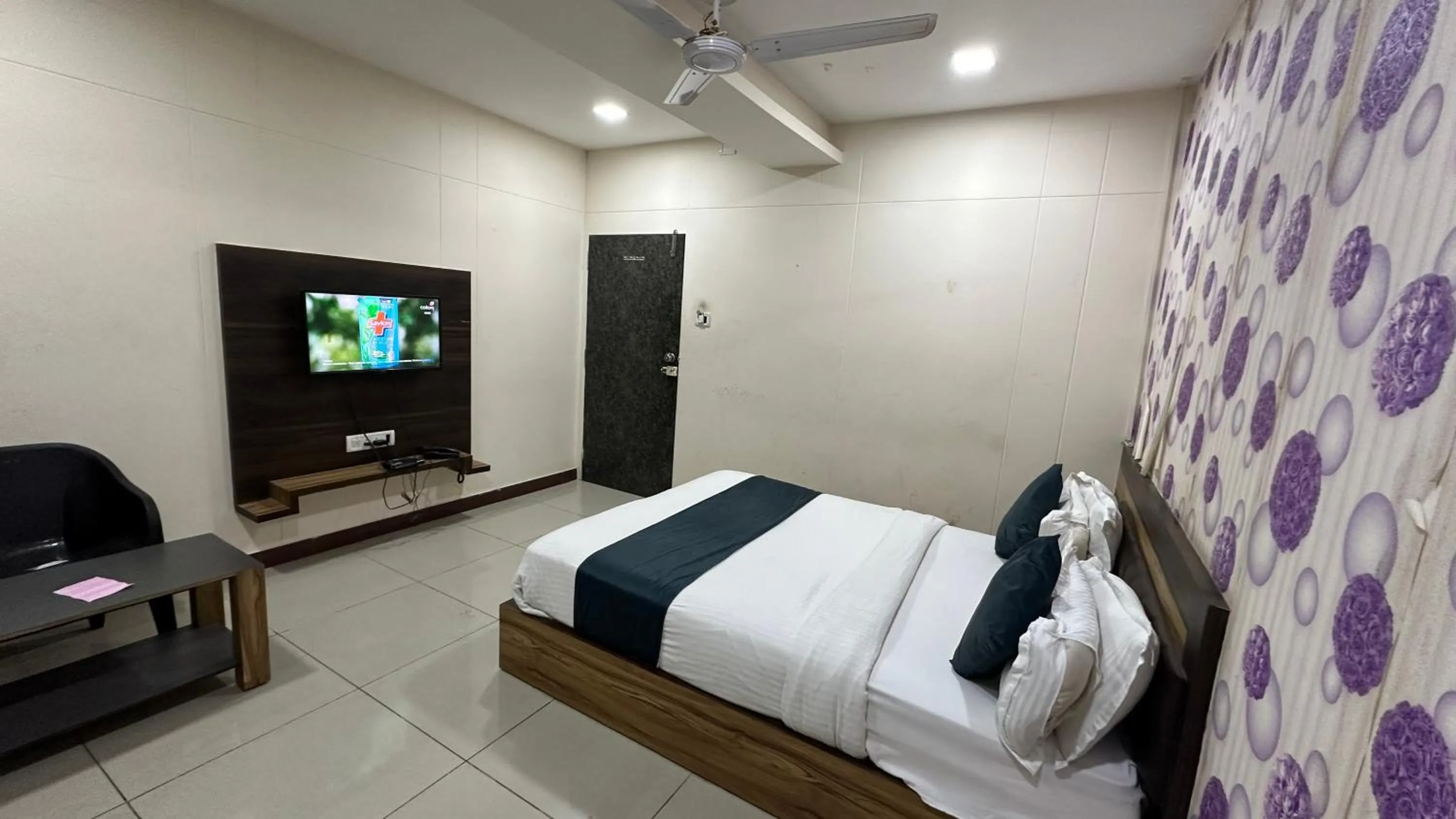 Communal lounge/ TV room, Bed in Hotel New Shiv Kunj