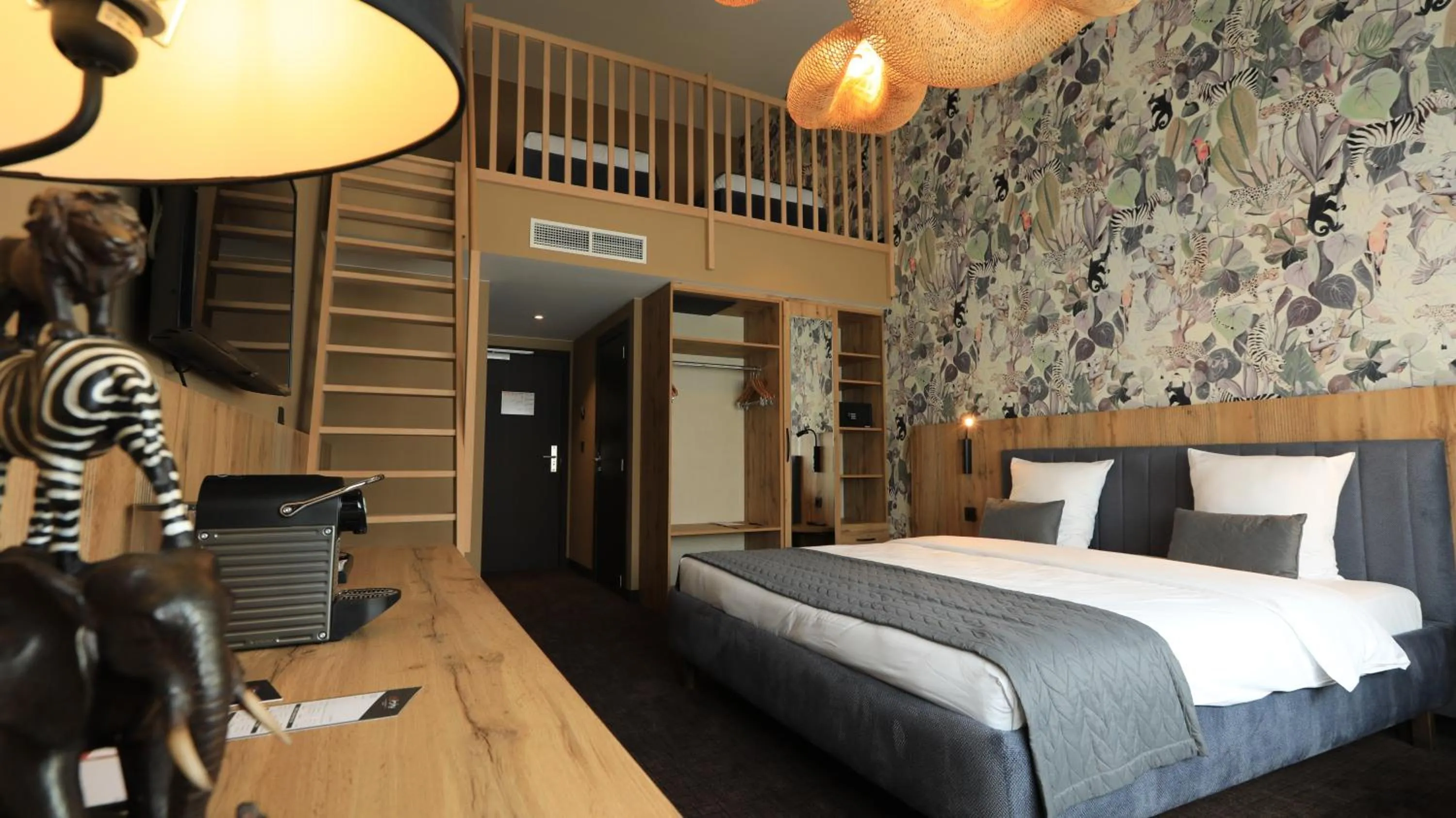 Photo of the whole room, Bed in Hotel Le 830 Namur