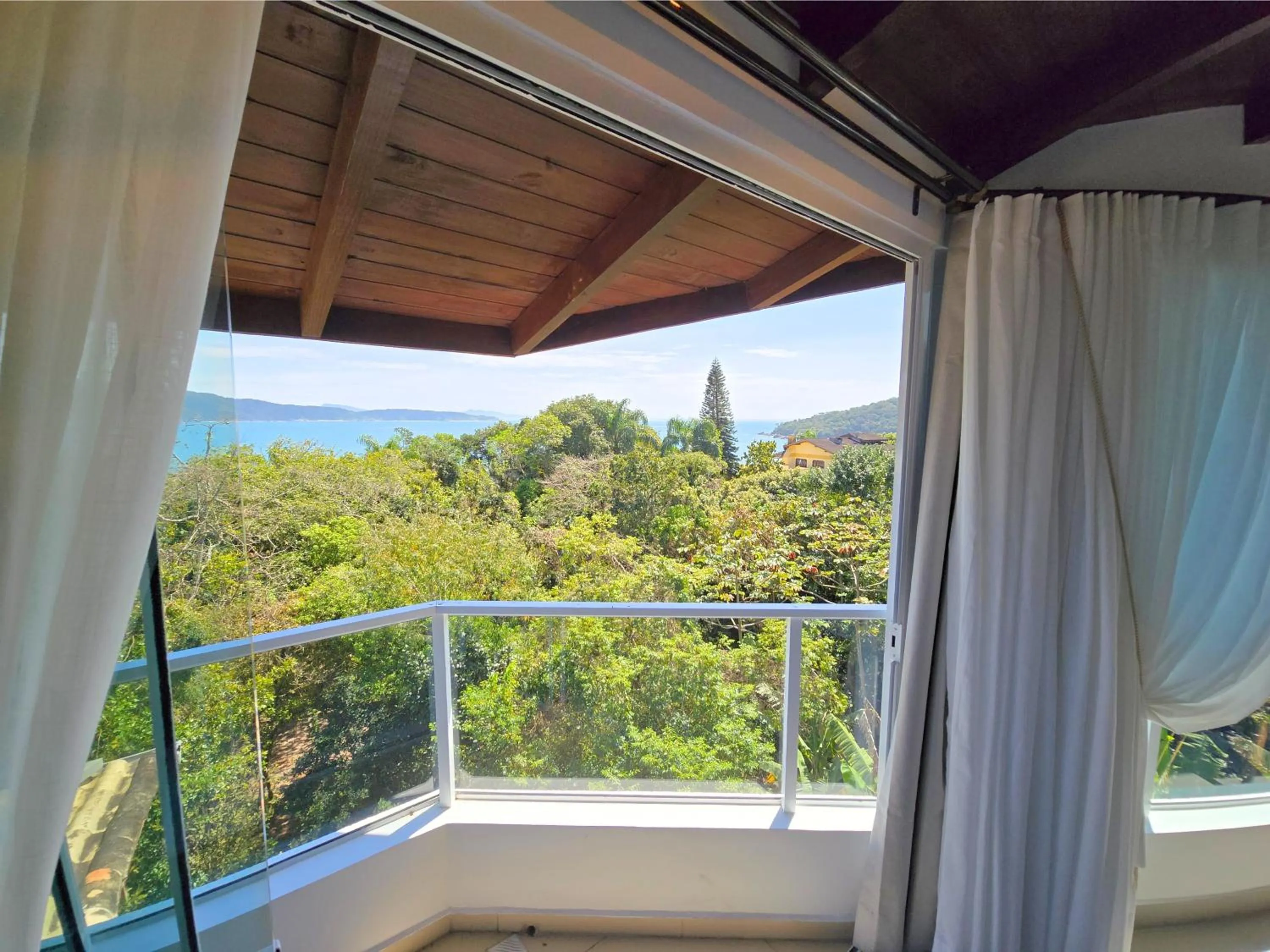 Day in Refúgio da Lagoinha - Centro de Bombinhas