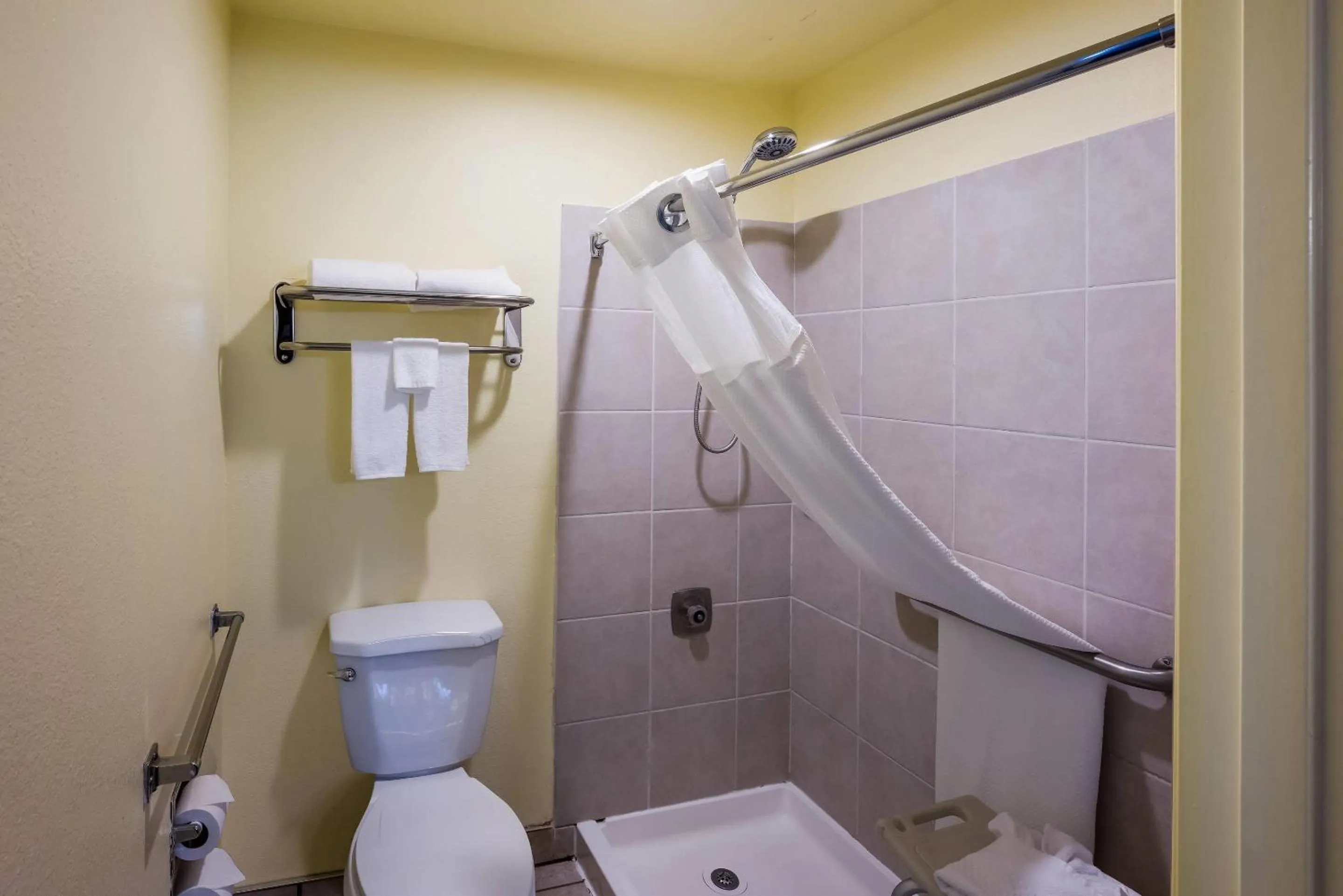 Bedroom in Quality Inn SeaTac Airport-Seattle